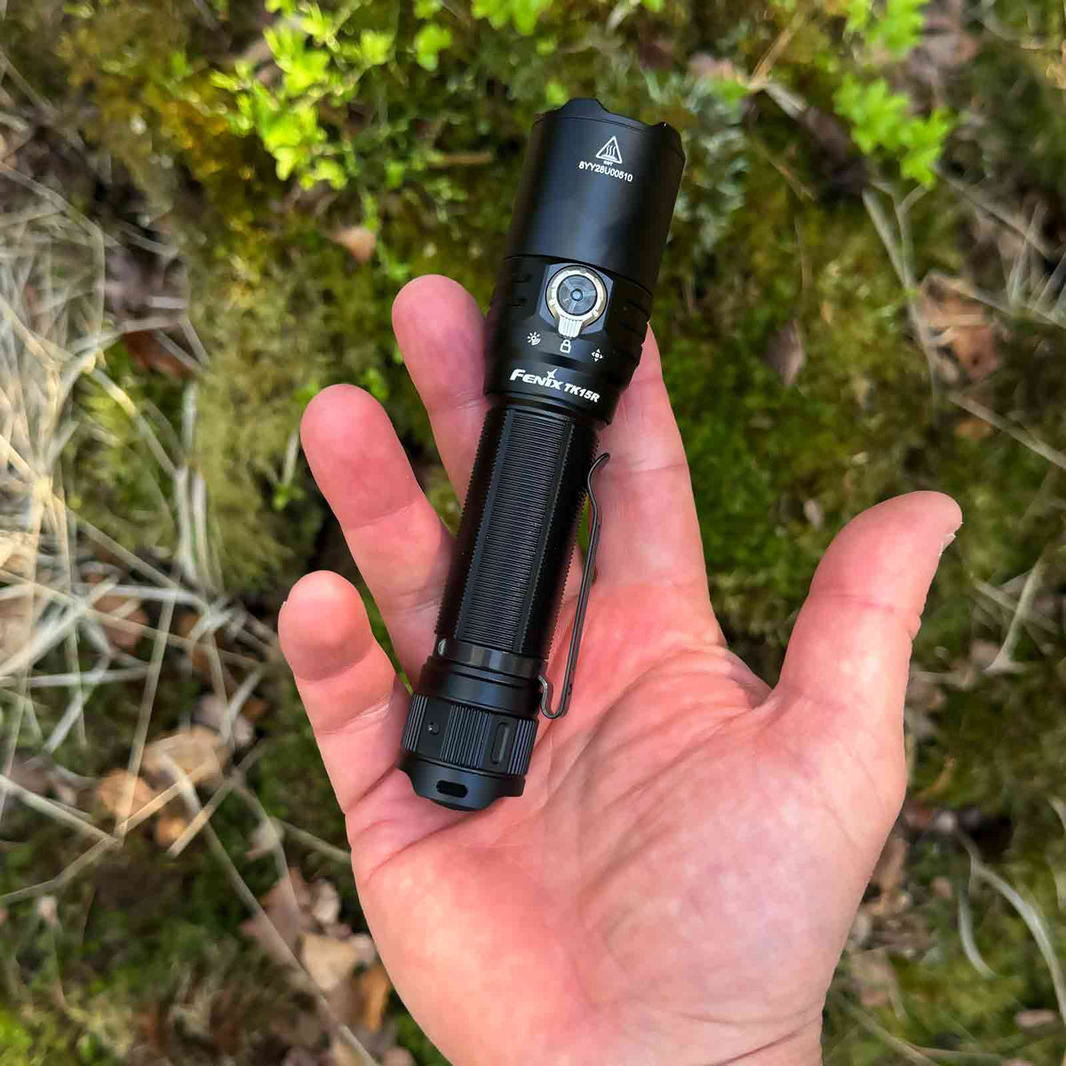 Fenix TK15R IRIS X – taktische Taschenlampe mit 3200 Lumen, Akku, USB-C, Lockout – Maße und Abmessungen, Größenvergleich in der Hand
