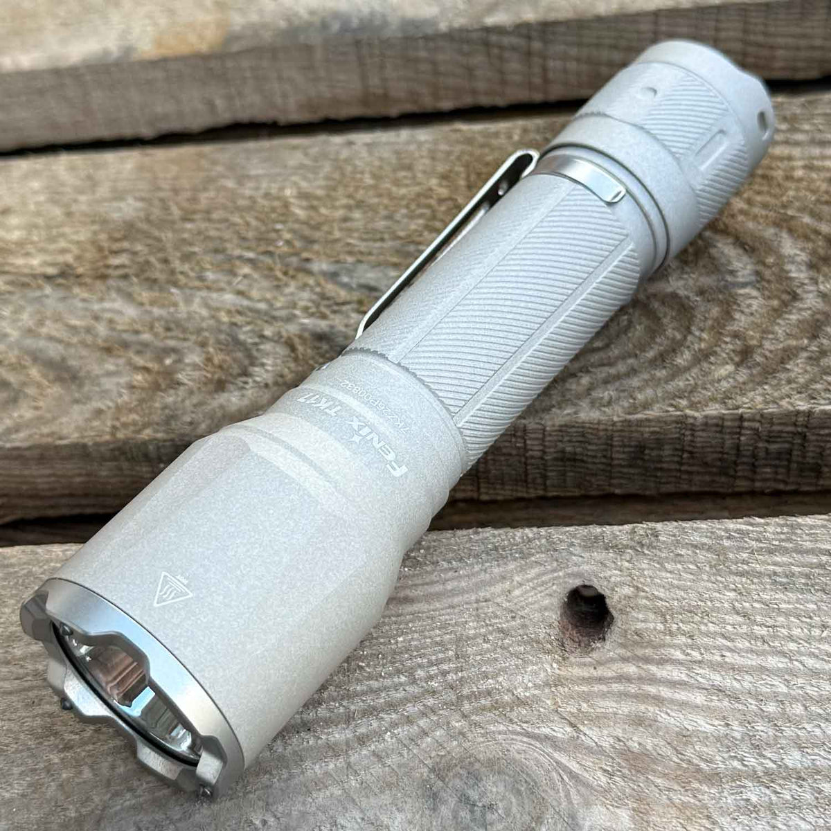 Fenix TK17 – Polizei Taschenlampe mit USB-C Akku 3600 Lumen (Ceramic Khaki) – Detailansicht