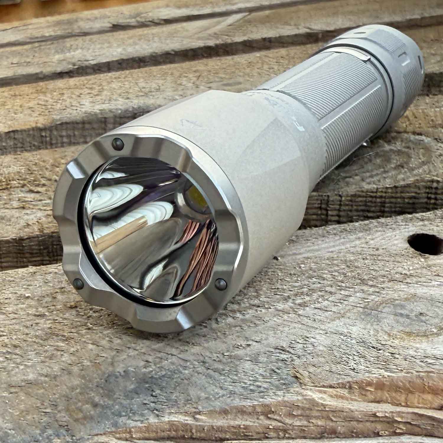 Fenix TK17 – Polizei Taschenlampe mit USB-C Akku 3600 Lumen (Ceramic Khaki) – Detailansicht