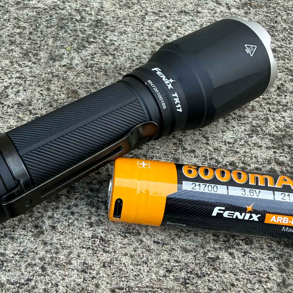 Fenix TK17 – Polizei Taschenlampe 3600 Lumen inkl. 6000mAh USB-C Akku – Detailansicht