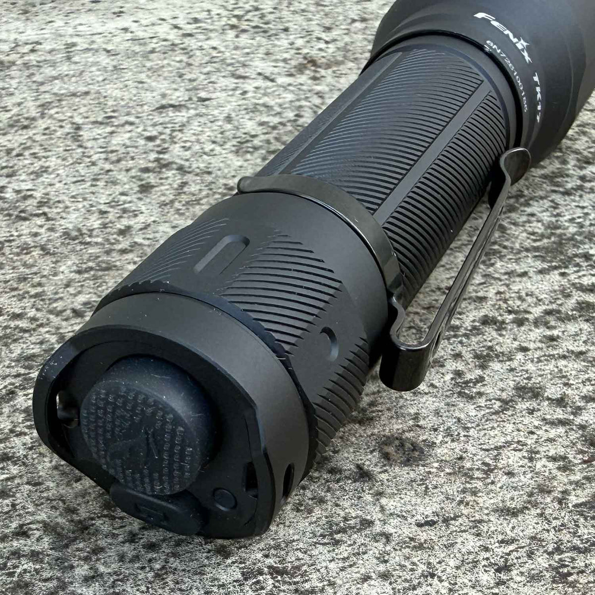 Fenix TK17 – Polizei Taschenlampe 3600 Lumen inkl. 6000mAh USB-C Akku – Detailansicht