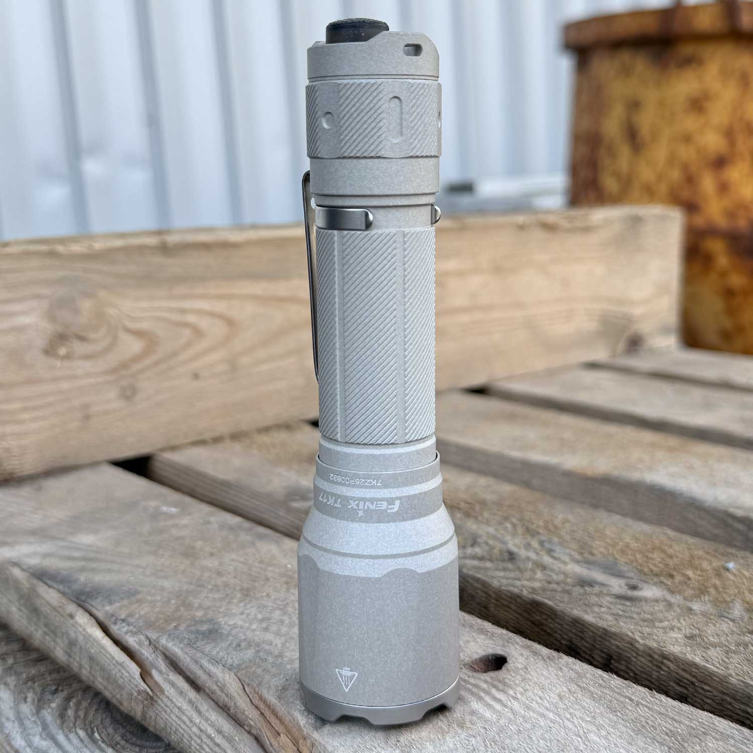 Fenix TK17 – Polizei Taschenlampe mit USB-C Akku 3600 Lumen (Ceramic Khaki) – Detailansicht