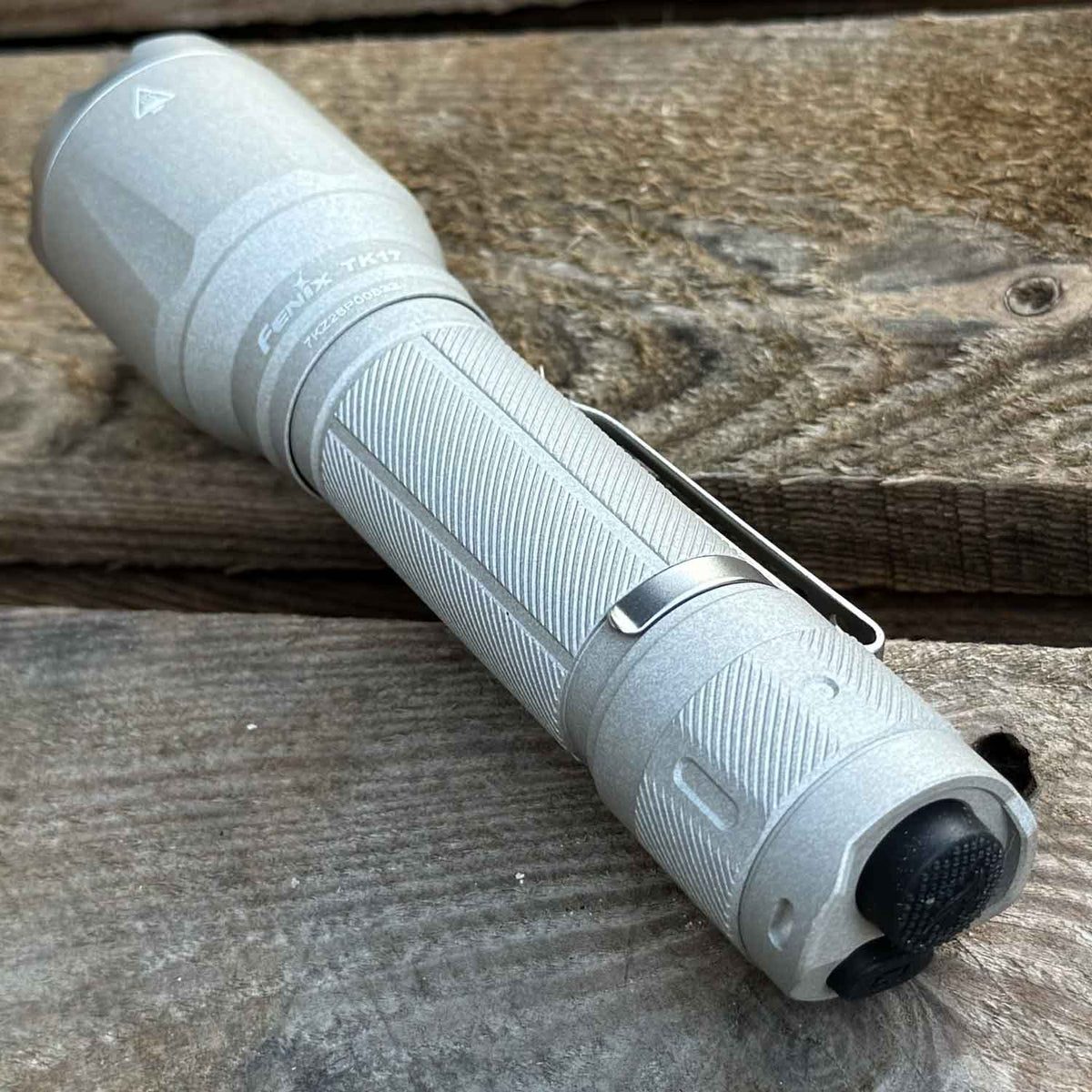 Fenix TK17 – Polizei Taschenlampe mit USB-C Akku 3600 Lumen (Ceramic Khaki)