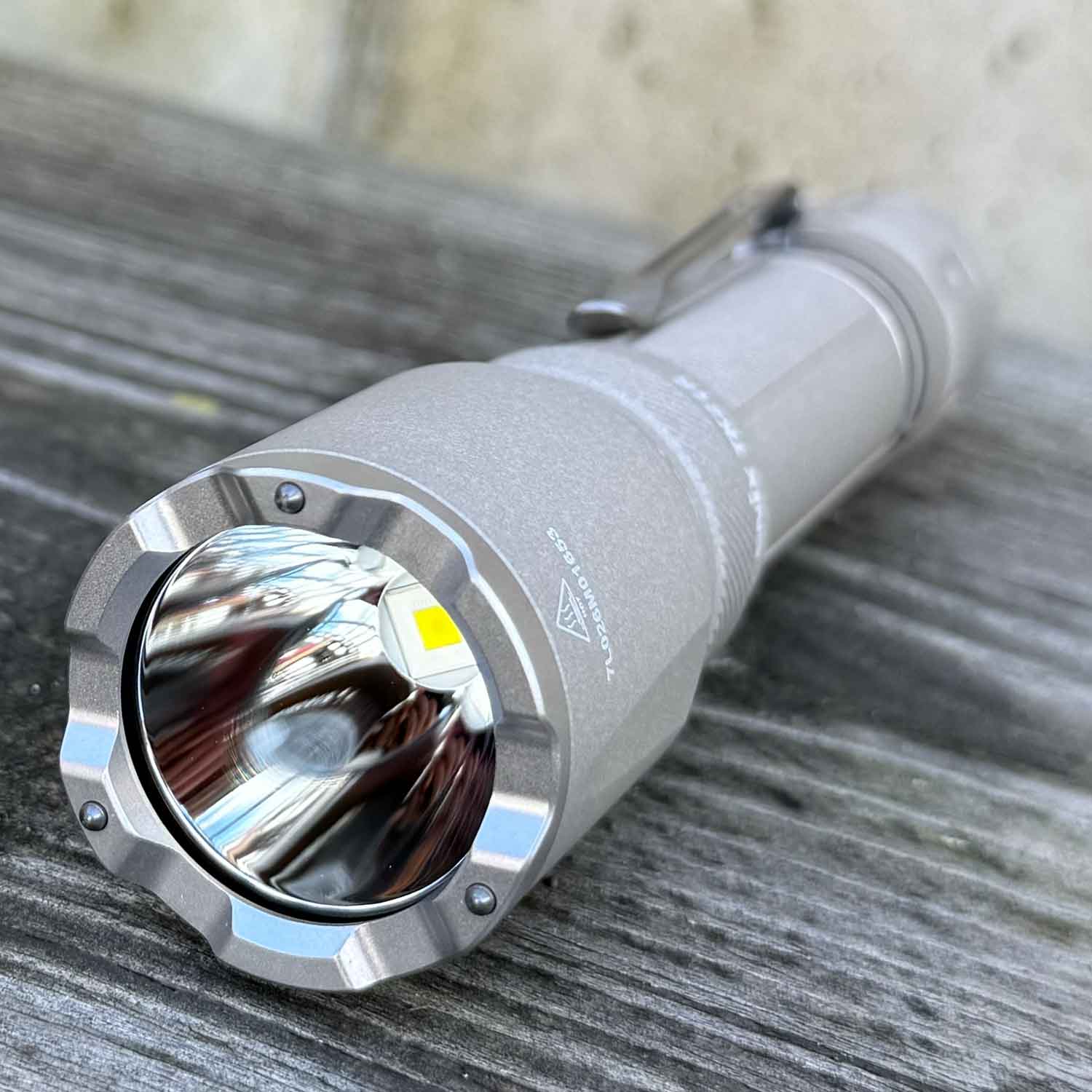 Fenix TK21R – Polizei Taschenlampe mit Akku und USB-C 3600 Lumen (Ceramic Khaki) – Detailansicht