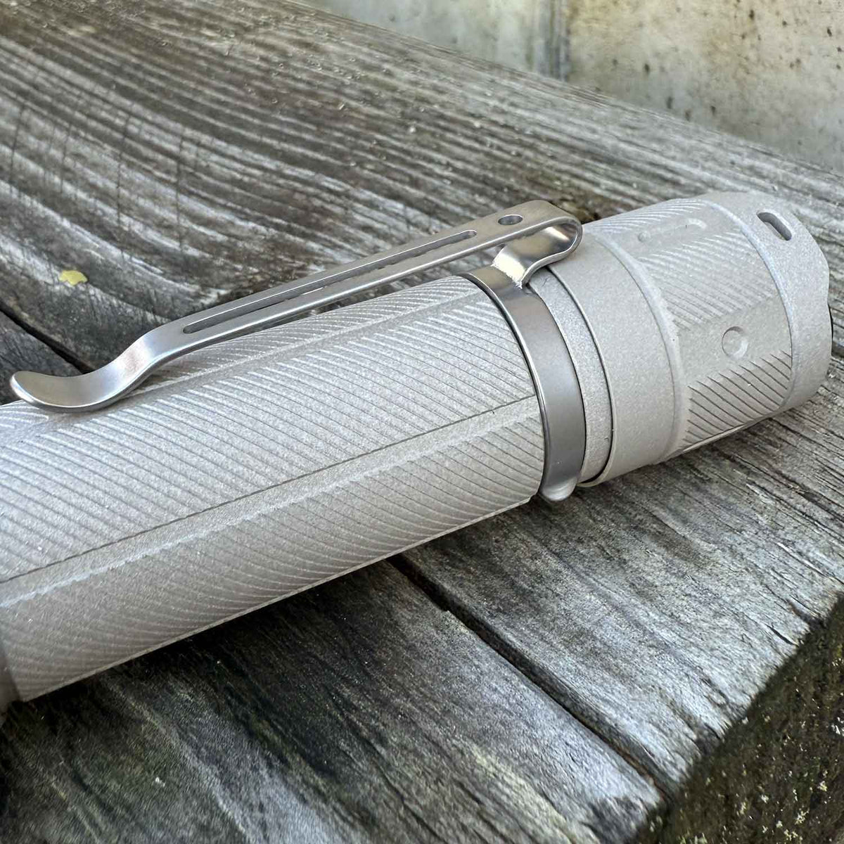 Fenix TK21R – Polizei Taschenlampe mit Akku und USB-C 3600 Lumen (Ceramic Khaki) – Detailansicht