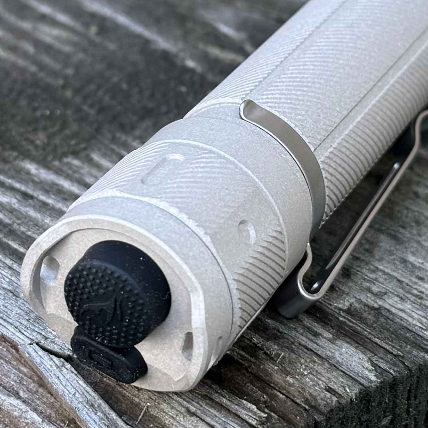Fenix TK21R – Polizei Taschenlampe mit Akku und USB-C 3600 Lumen (Ceramic Khaki) – Detailansicht
