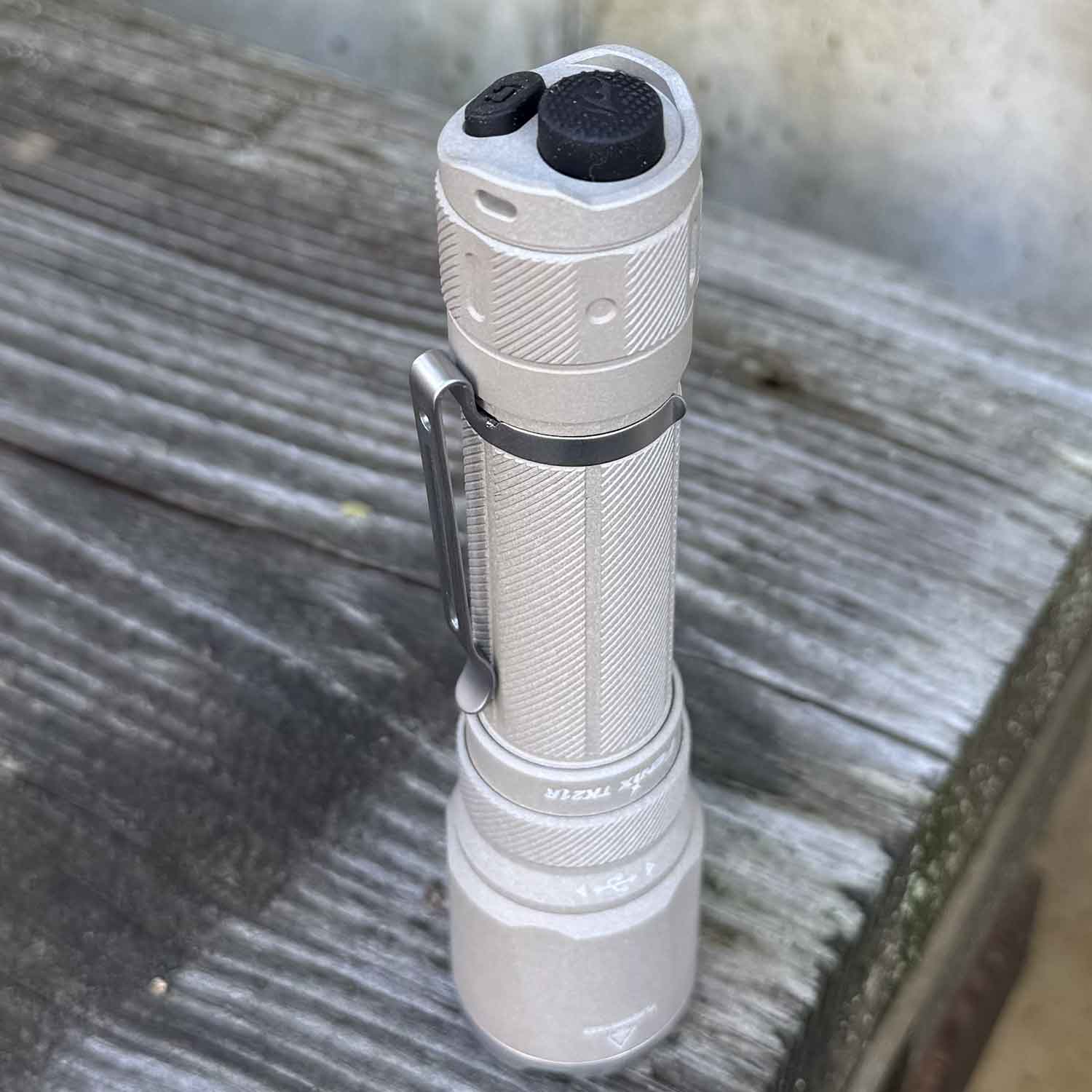 Fenix TK21R – Polizei Taschenlampe mit Akku und USB-C 3600 Lumen (Ceramic Khaki) – Detailansicht