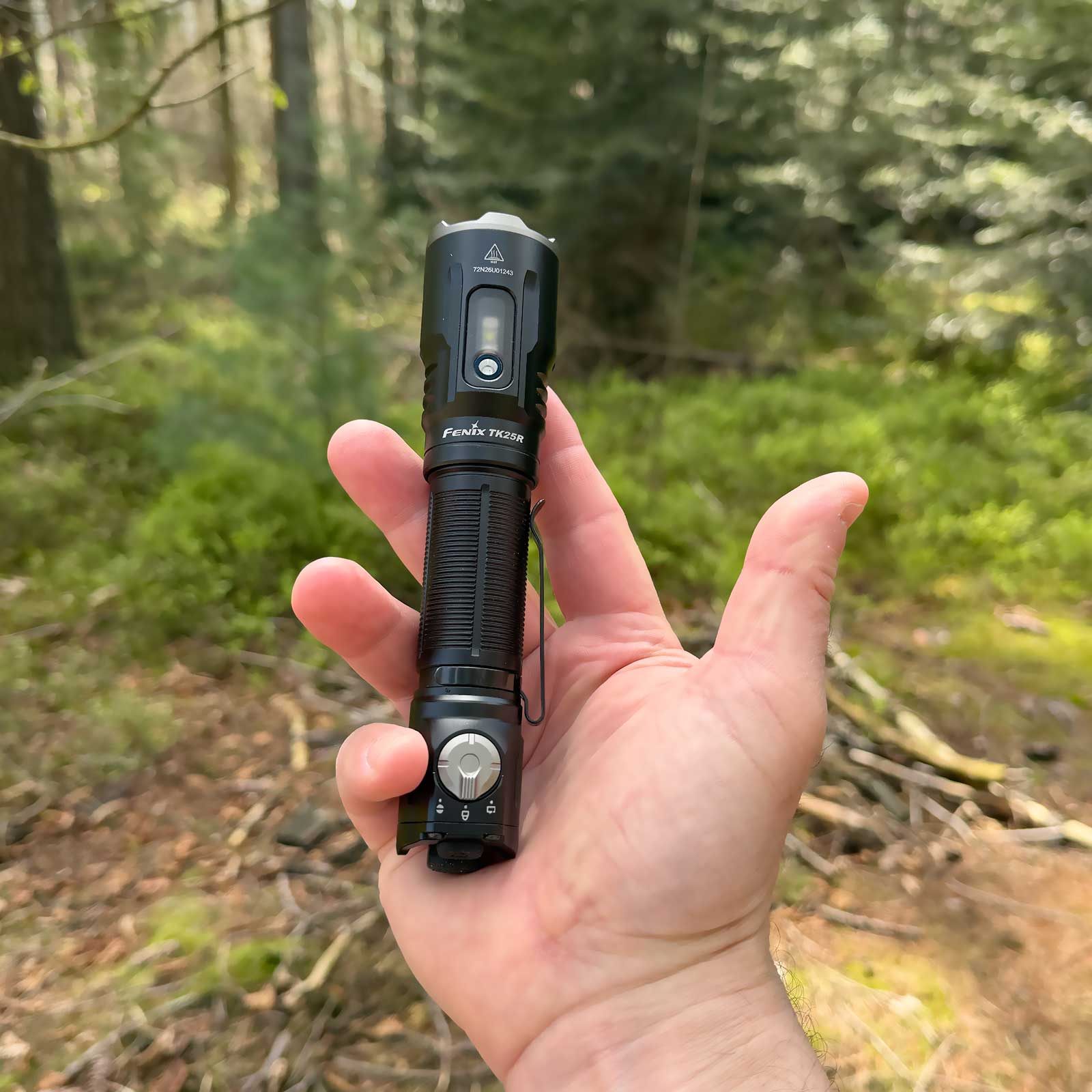 Fenix TK25R Polizei Taschenlampe - Ansicht Größe in Hand