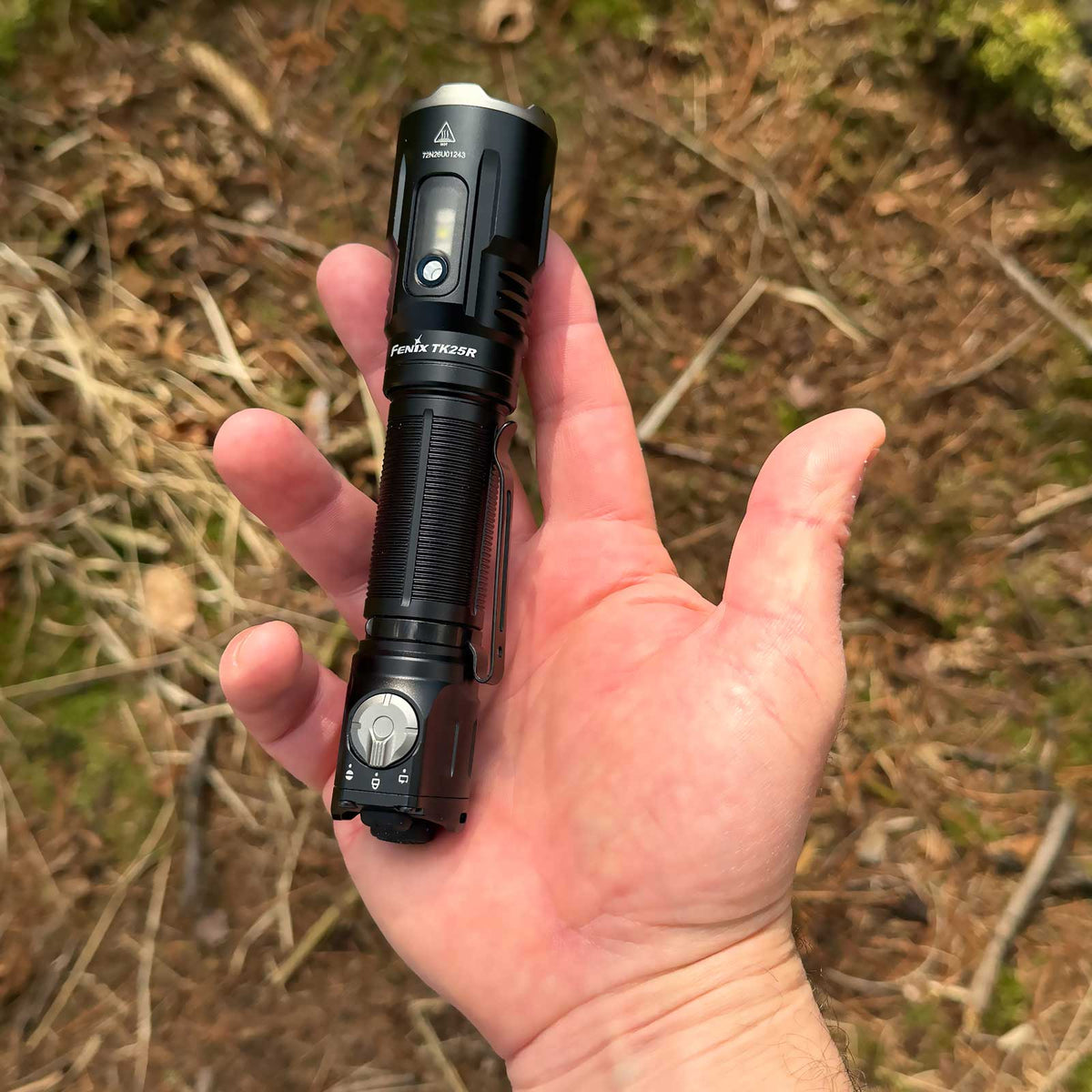 Fenix TK25R Taschenlampe - Ansicht auf der Handfläche