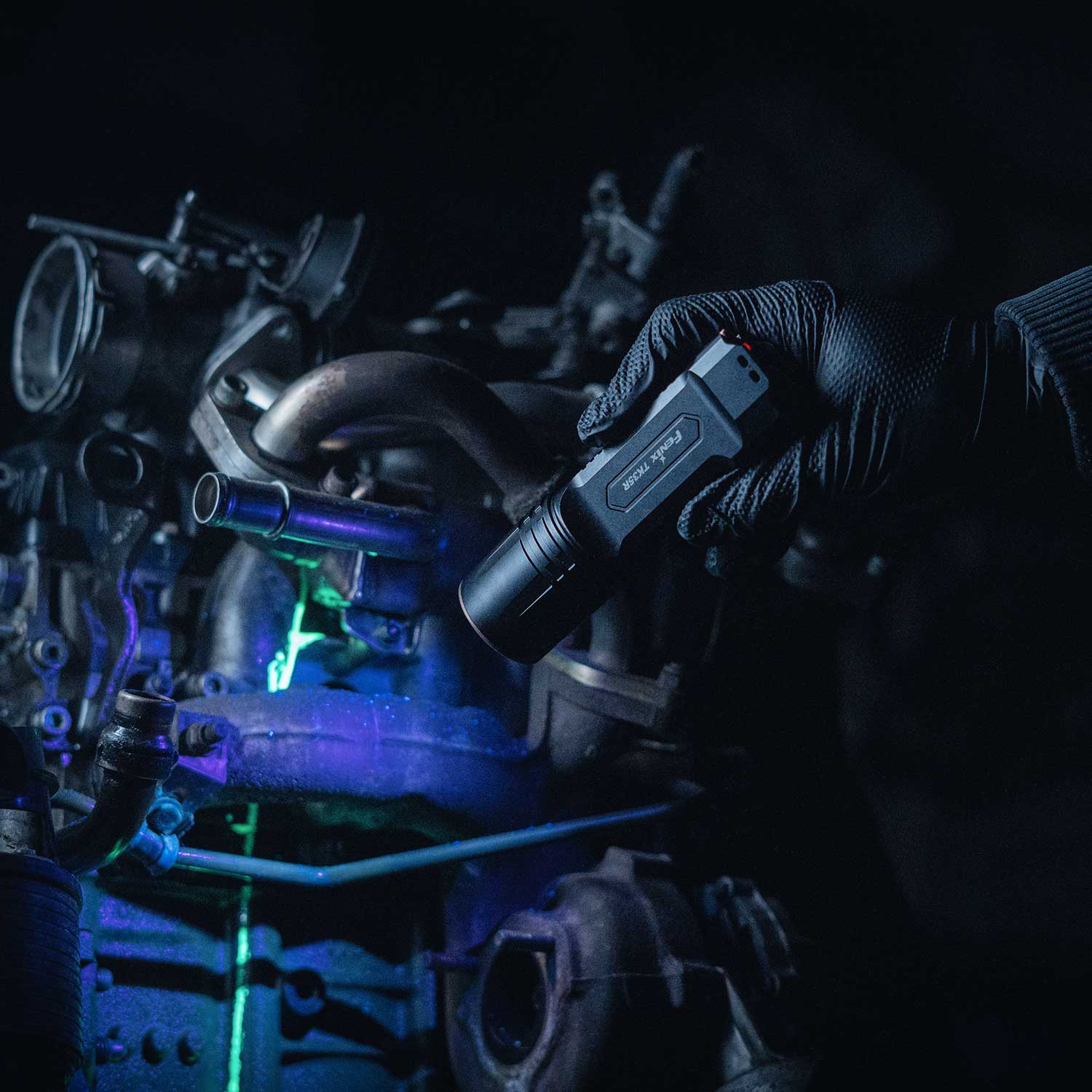 Fenix TK35R – Polizei Taschenlampe mit UV-Licht & Weißlicht 5800 Lumen Akku & USB-C – Detailansicht