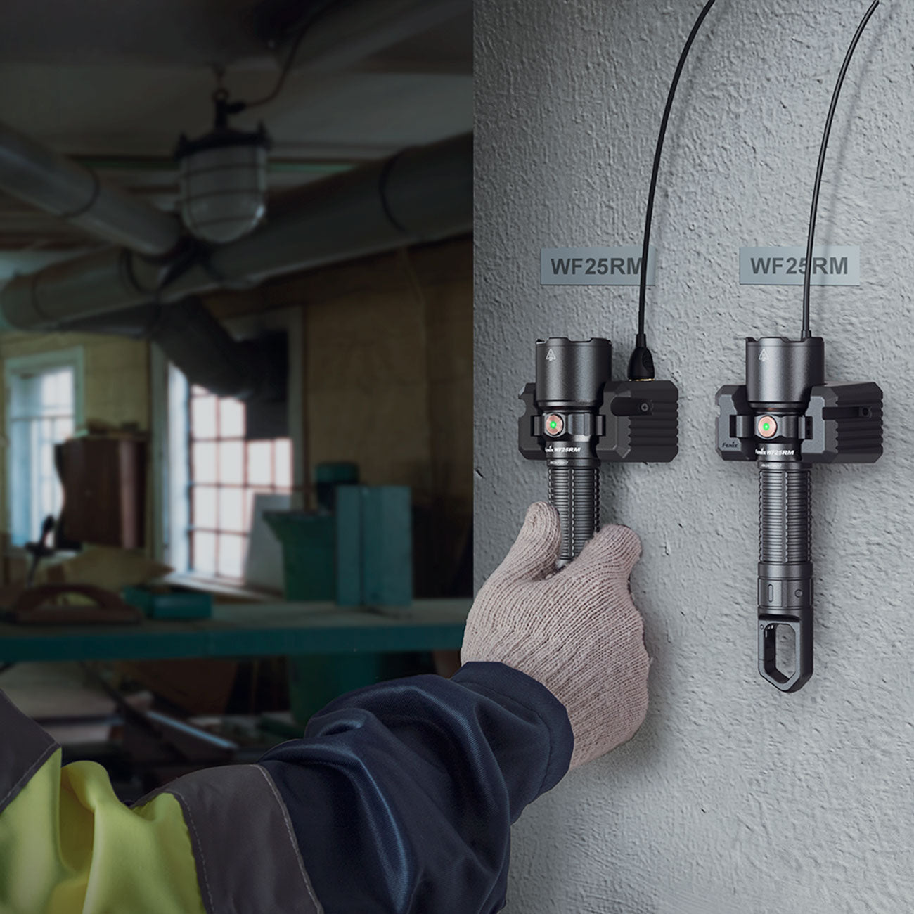 Fenix WF25RM – Polizei Taschenlampe mit Ladestation, 3000 lm, Weiß- & UV-Licht – Ladestation und Halterung, UV-Licht – Detailansicht 2