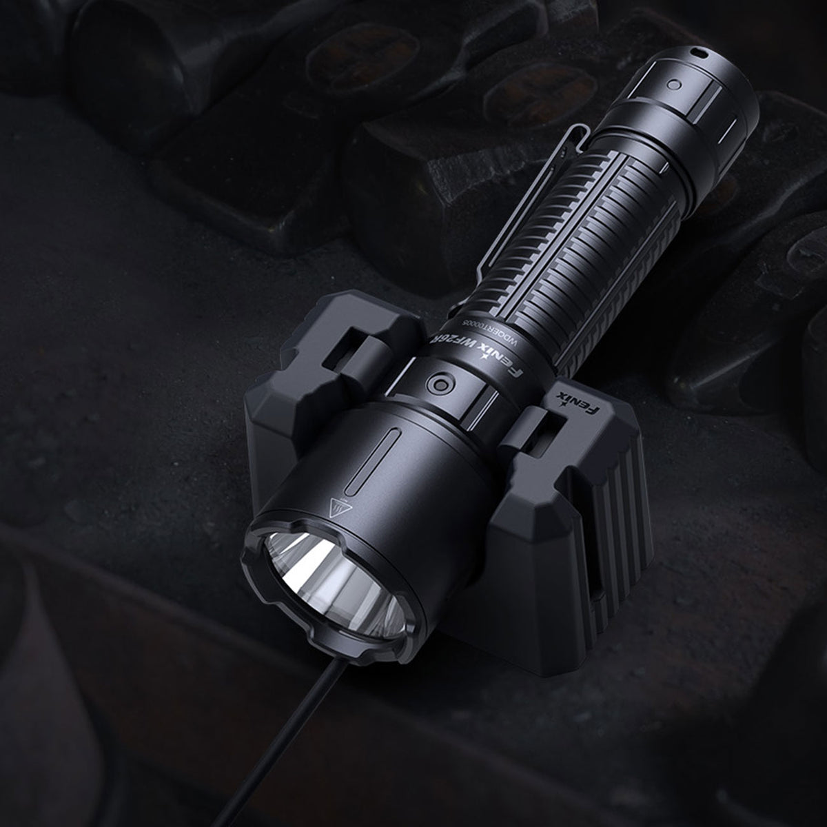 Fenix WF26R – Taschenlampe mit Ladestation für Polizei & Wachschutz, 3000 Lumen – Produktansicht der Lampe – Detailansicht 5