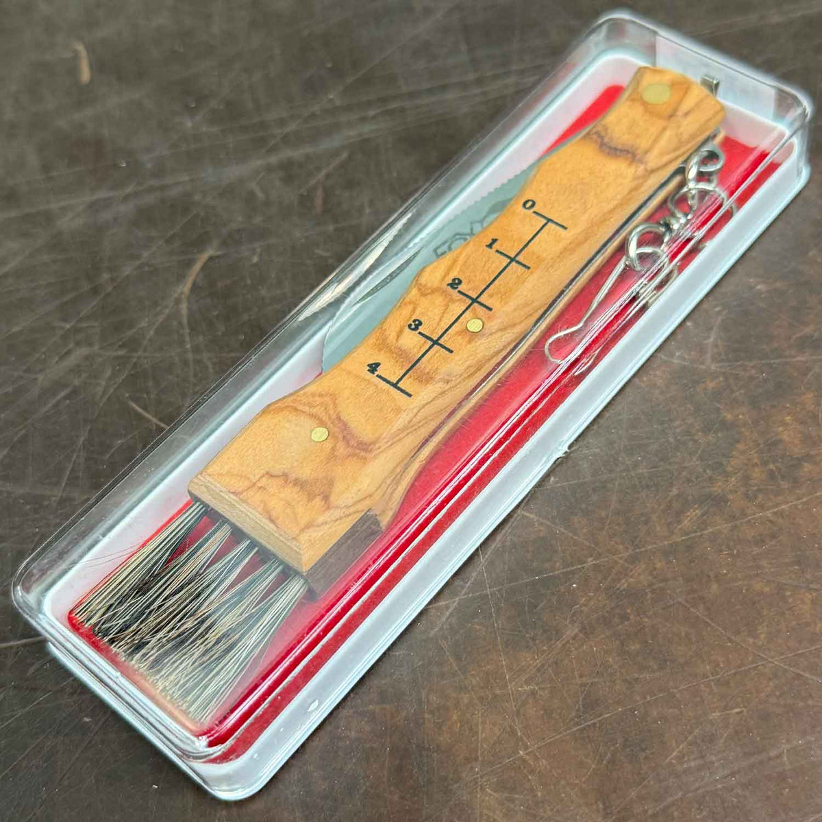 Fox Knives Funghi Olive – Praktisches Pilzmesser mit Bürste und Pinzette – Detailansicht