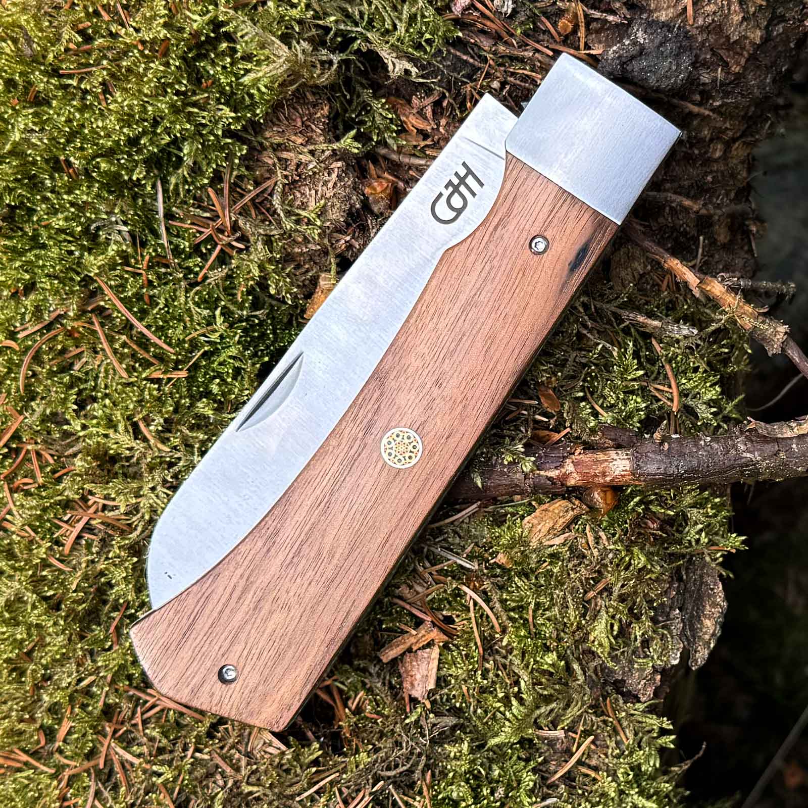 Herbertz CJH Outdoor Santoku – Camping Taschenmesser mit Walnussgriff – Detailansicht