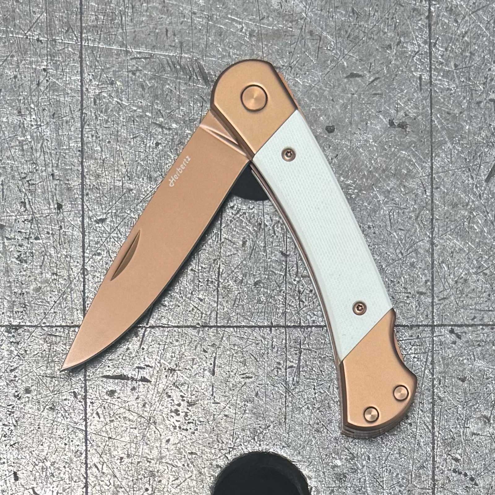 Herbertz Rosengold Taschenmesser Medium – D2-Klinge, Titanbeschichtung & G10-Griff – Detailansicht