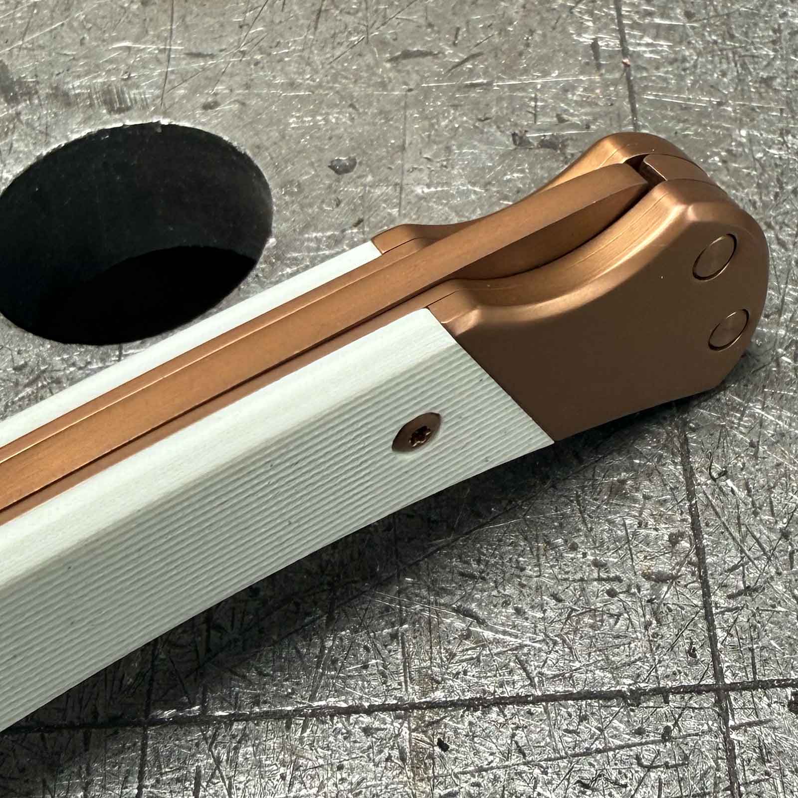Herbertz Rosengold Taschenmesser Medium – D2-Klinge, Titanbeschichtung & G10-Griff – Rückansicht