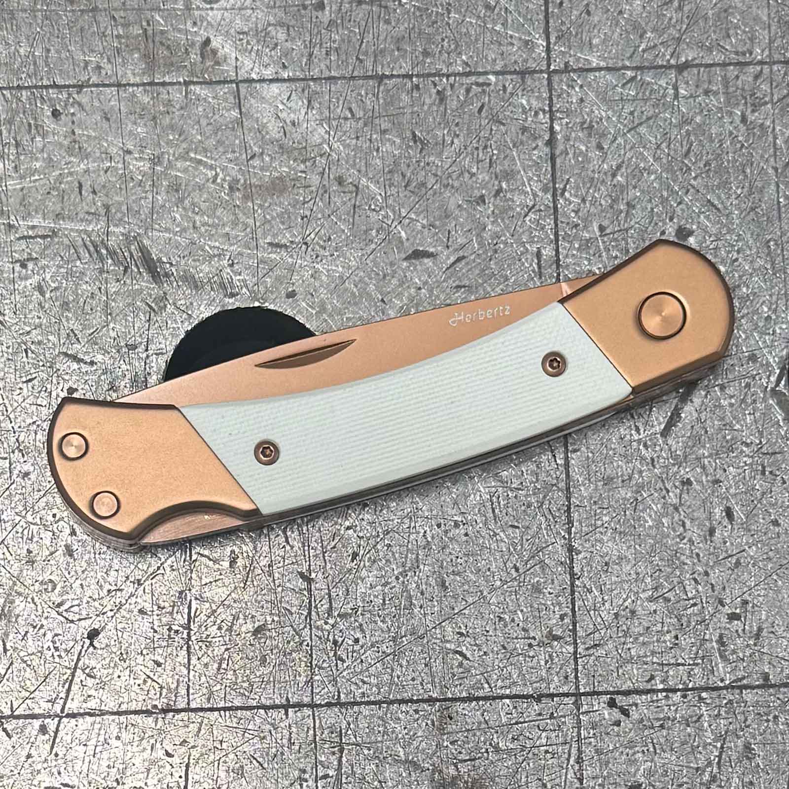 Herbertz Rosengold Taschenmesser Medium – D2-Klinge, Titanbeschichtung & G10-Griff – Rückansicht