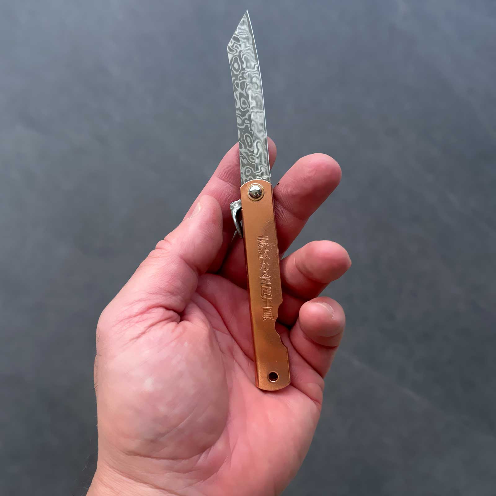 Higo Irogane Damascus Taschenmesser mit Damastklinge - Ansicht des Messers in der Hand