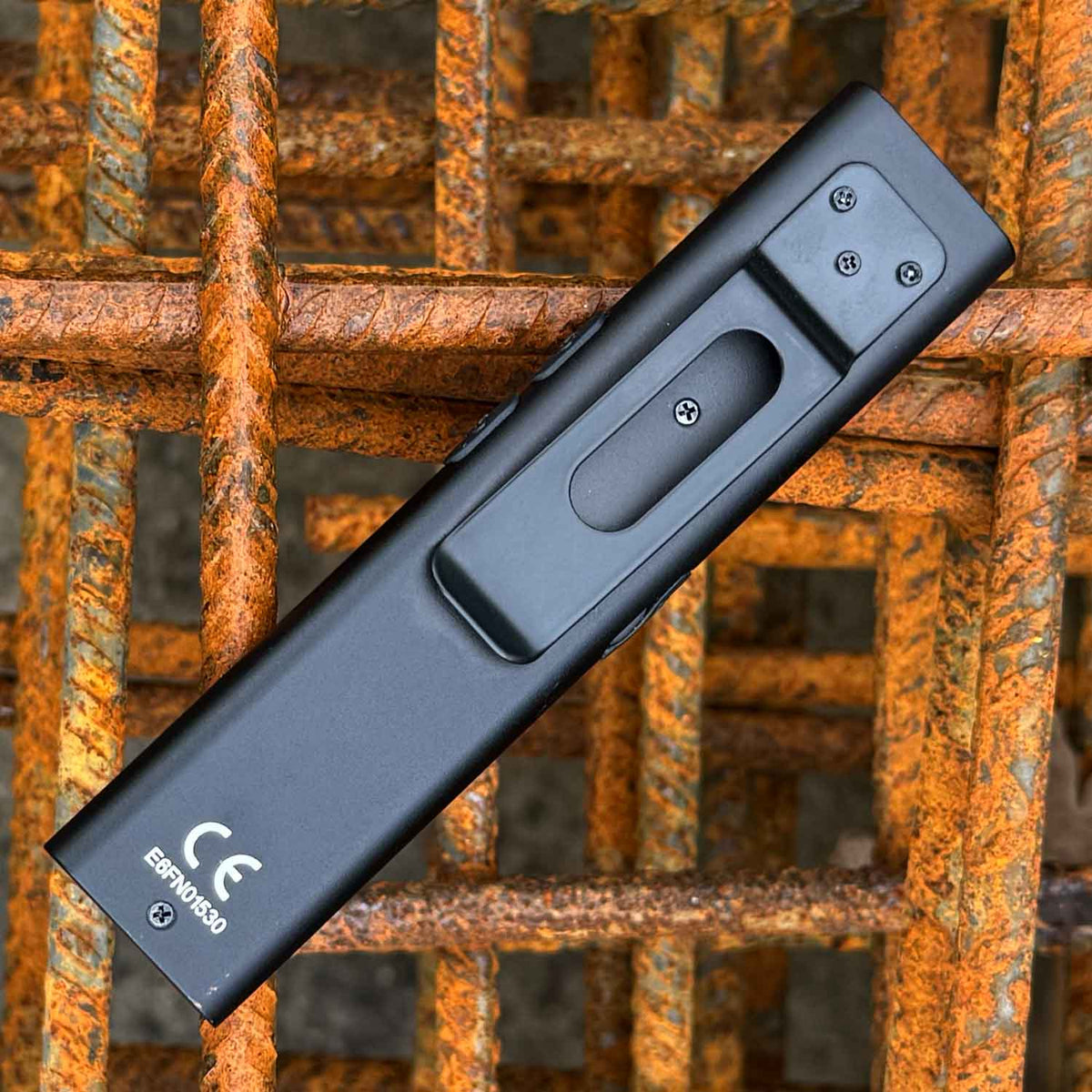 Klarus E5 Plus – Ultradünne Taschenlampe mit Seitenlicht 650 Lumen USB-C – Detailansicht