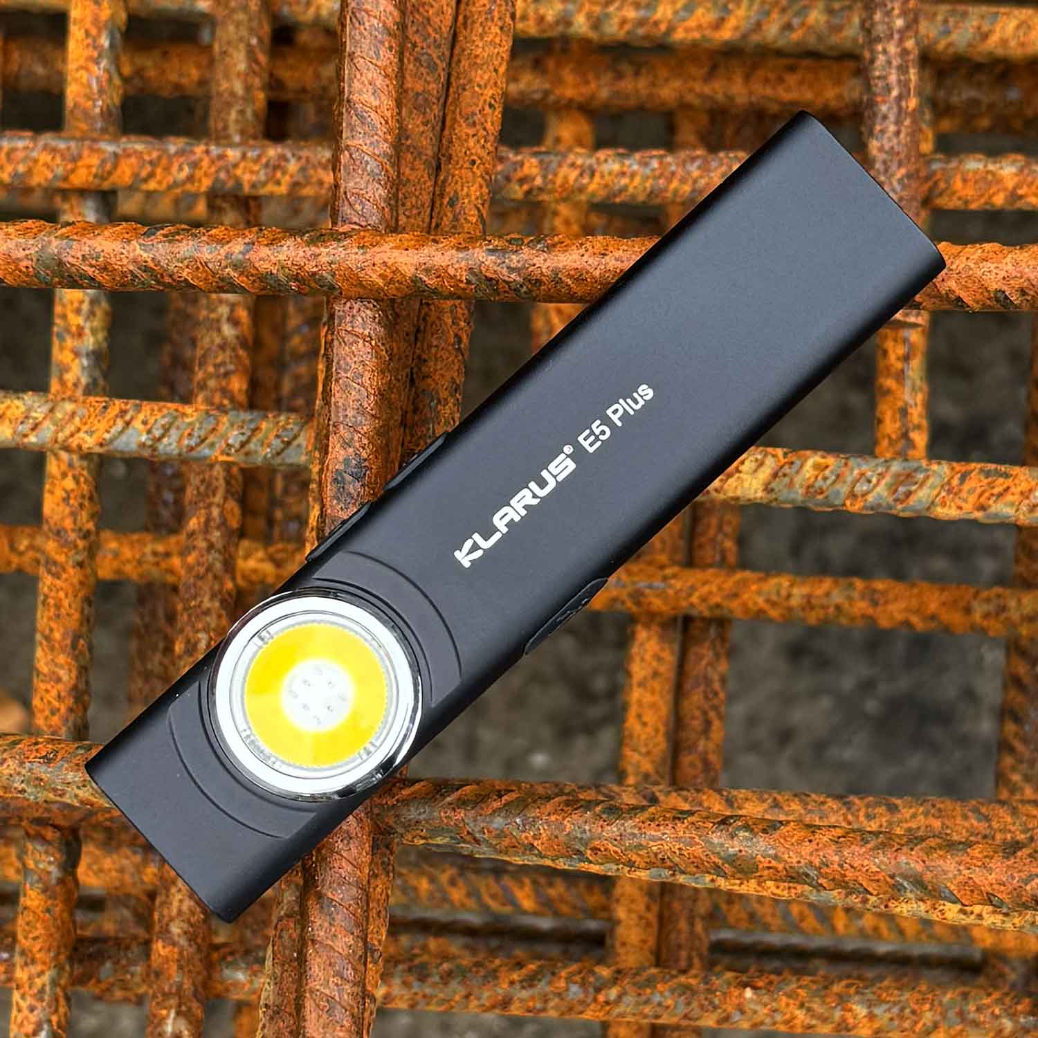 Klarus E5 Plus – Ultradünne Taschenlampe mit Seitenlicht 650 Lumen USB-C – Detailansicht