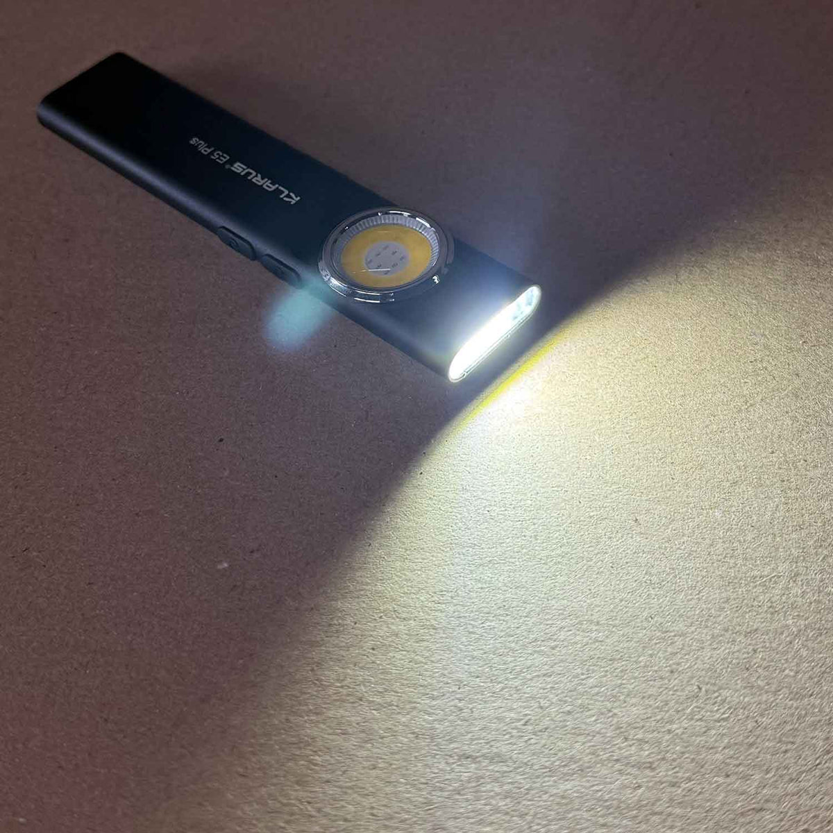 Klarus E5 Plus – Ultradünne Taschenlampe mit Seitenlicht 650 Lumen USB-C – Detailansicht