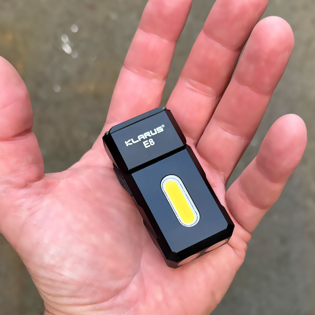 Klarus E8 1000 Lumen – LED Winkellampe mit Seitenlicht und USB-C – Detailansicht