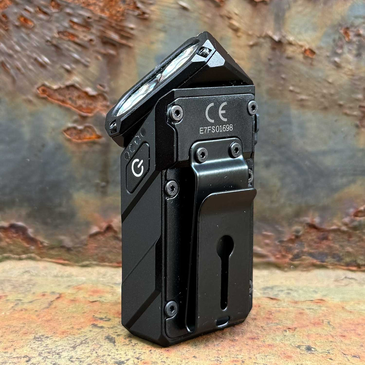 Klarus E8 1000 Lumen – LED Winkellampe mit Seitenlicht und USB-C – Detailansicht