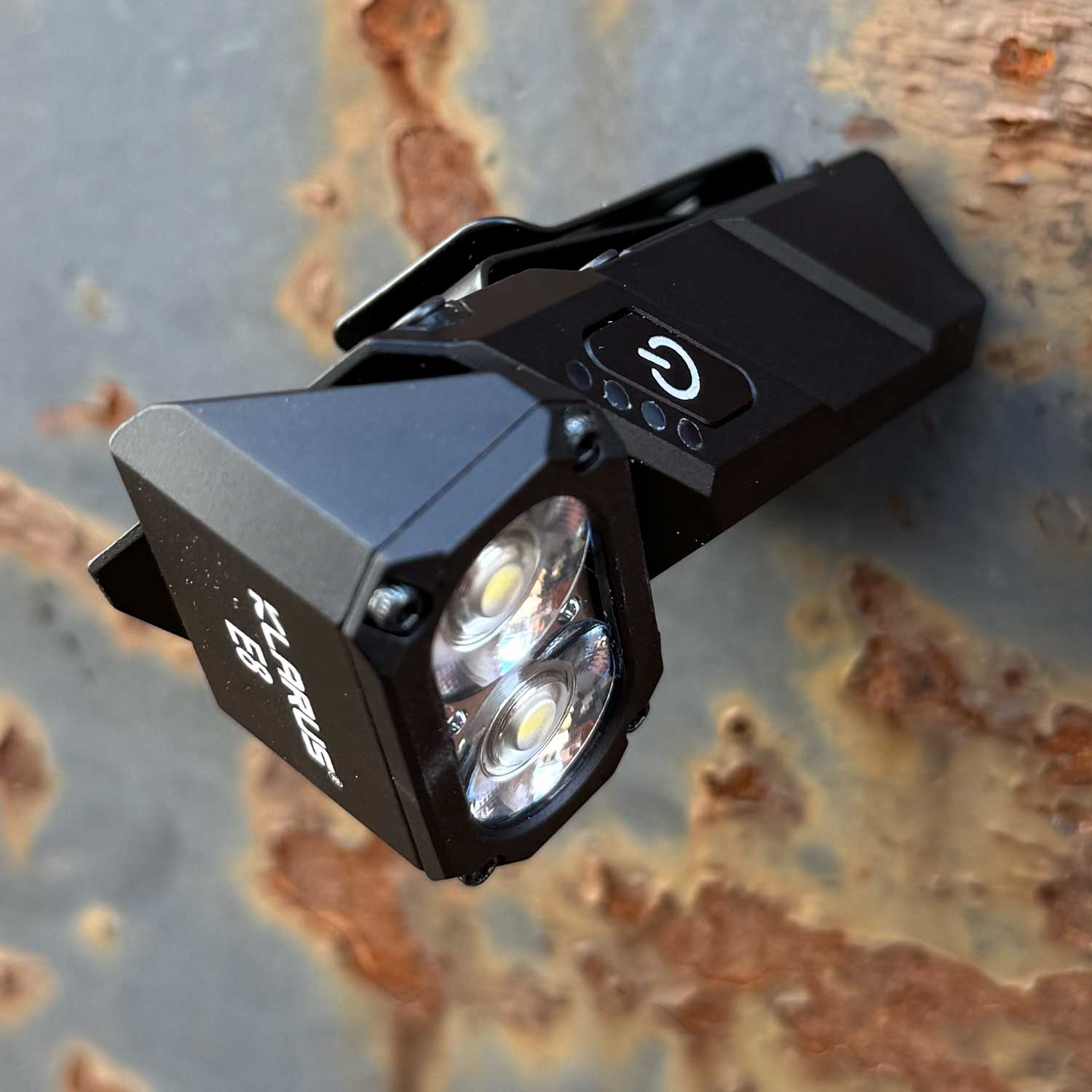 Klarus E8 1000 Lumen – LED Winkellampe mit Seitenlicht und USB-C – Detailansicht