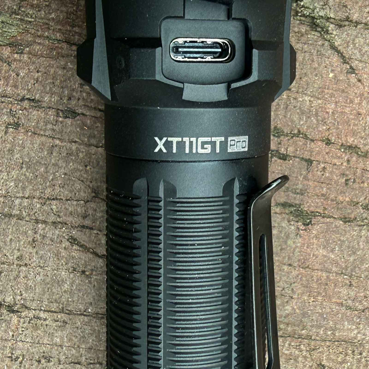 Klarus XT11GT Pro V3 TacMaster Taschenlampe – USB-C Ladeanschluss