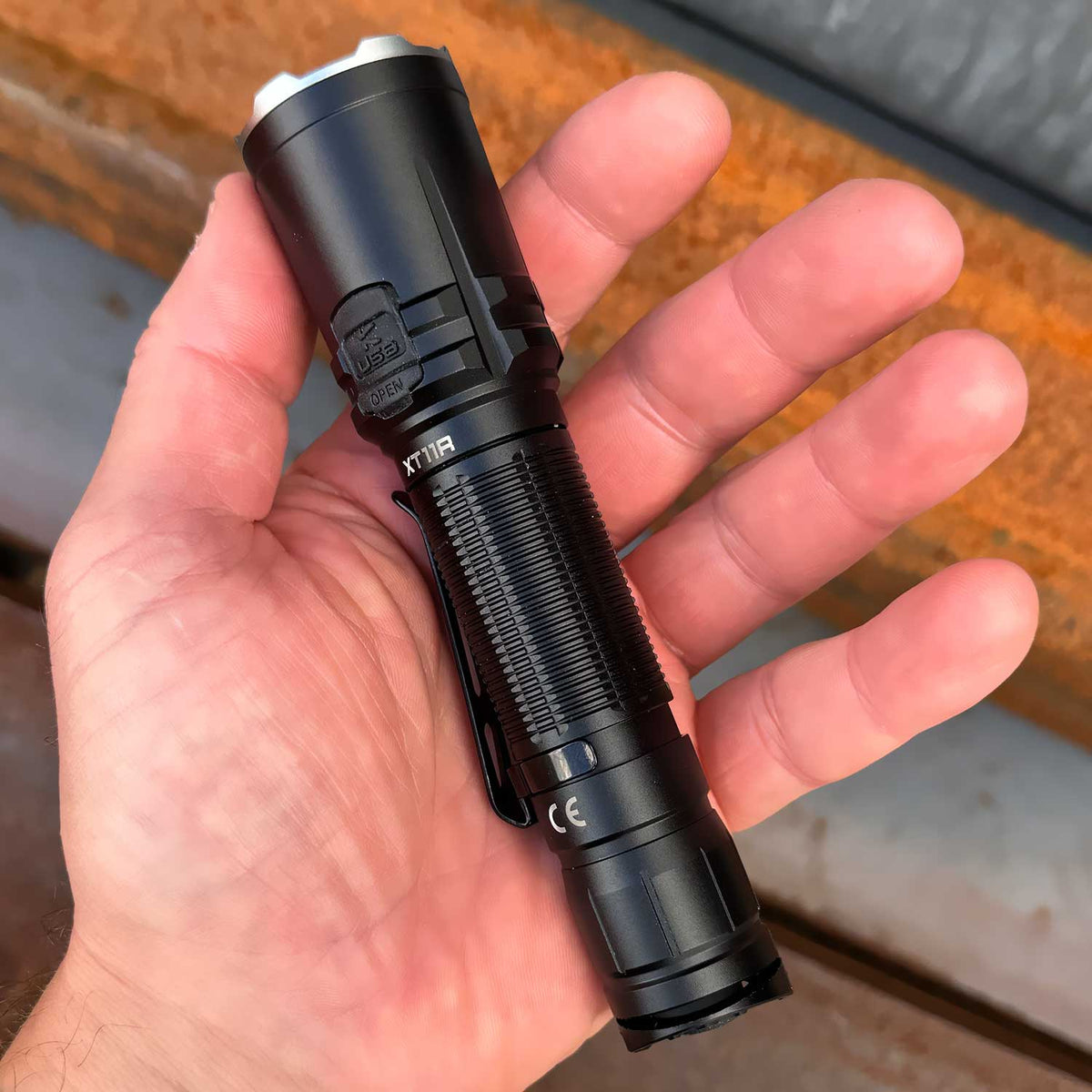 Klarus XT11R – Polizei Taschenlampe 1300 Lumen mit Akku und USB-C (Modell 2025) – Detailansicht