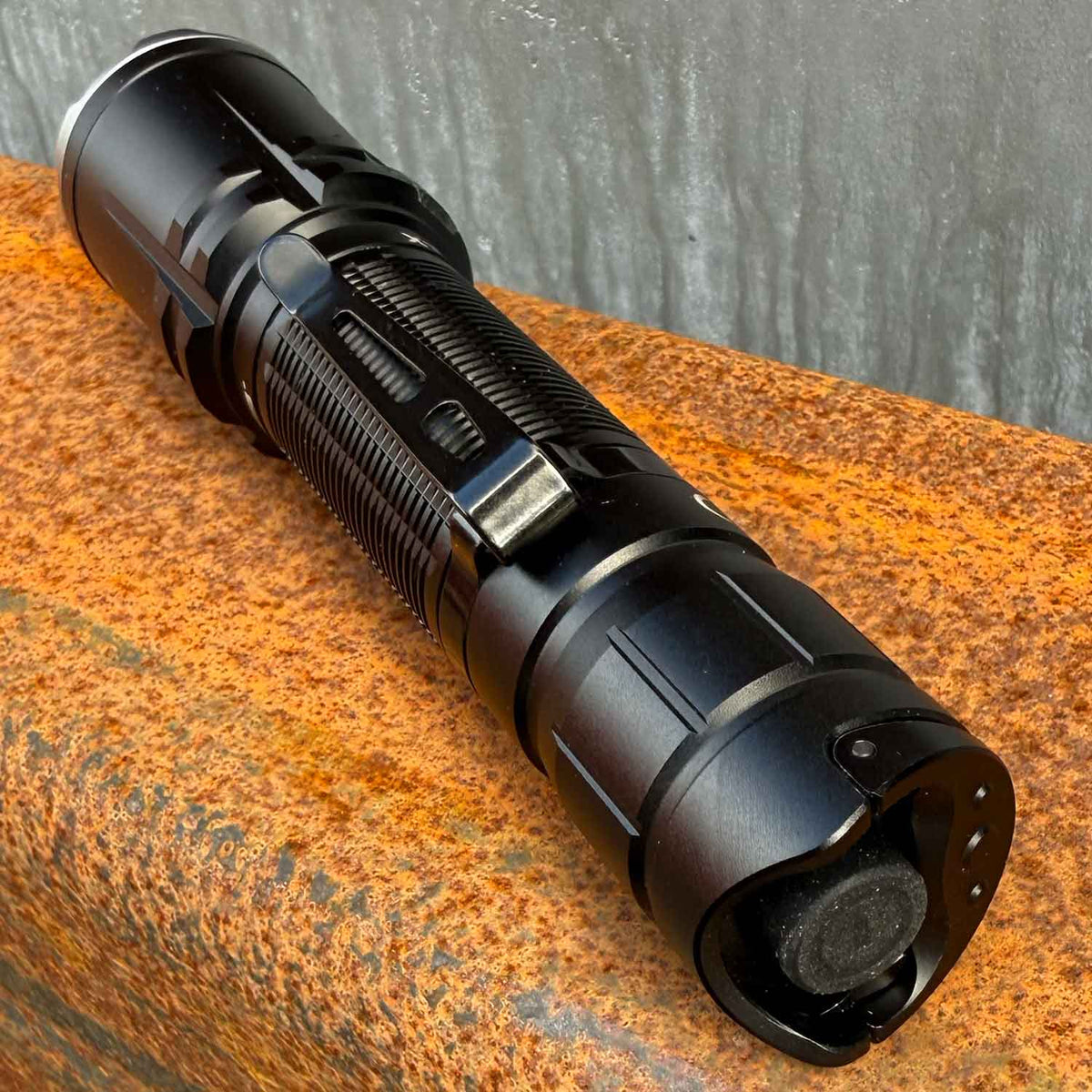 Klarus XT11R – Polizei Taschenlampe 1300 Lumen mit Akku und USB-C (Modell 2025) – Detailansicht