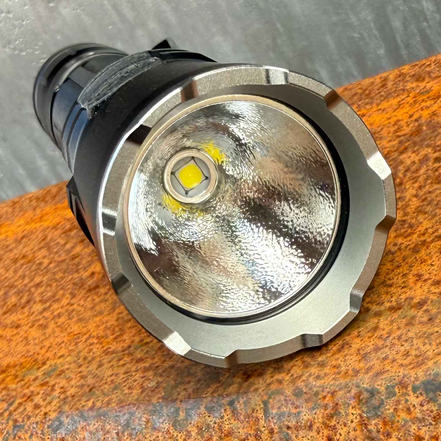 Klarus XT11R – Polizei Taschenlampe 1300 Lumen mit Akku und USB-C (Modell 2025) – Detailansicht