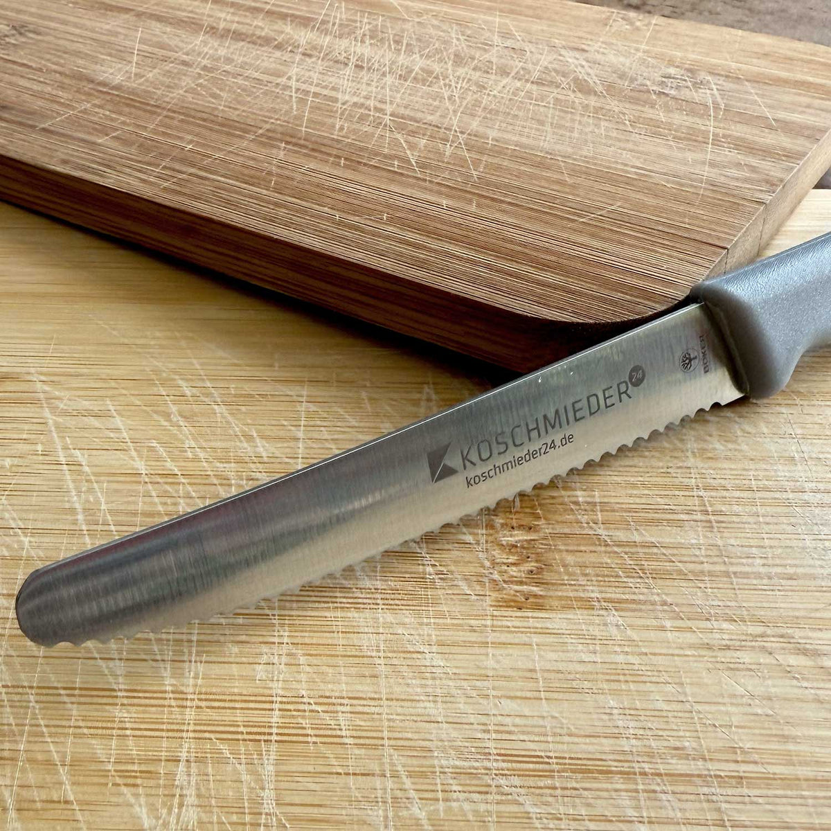 Koschmieder24 Brötchenmesser – Scharfes Allzweckmesser mit Wellenschliff – Detailansicht