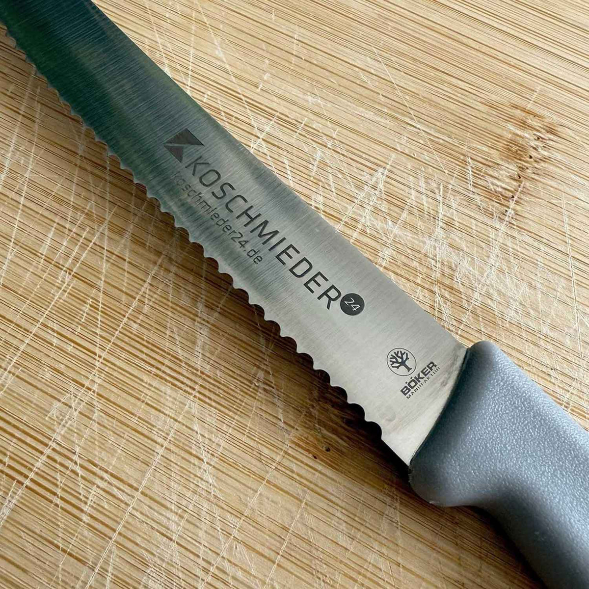 Koschmieder24 Brötchenmesser – Scharfes Allzweckmesser mit Wellenschliff – Detailansicht