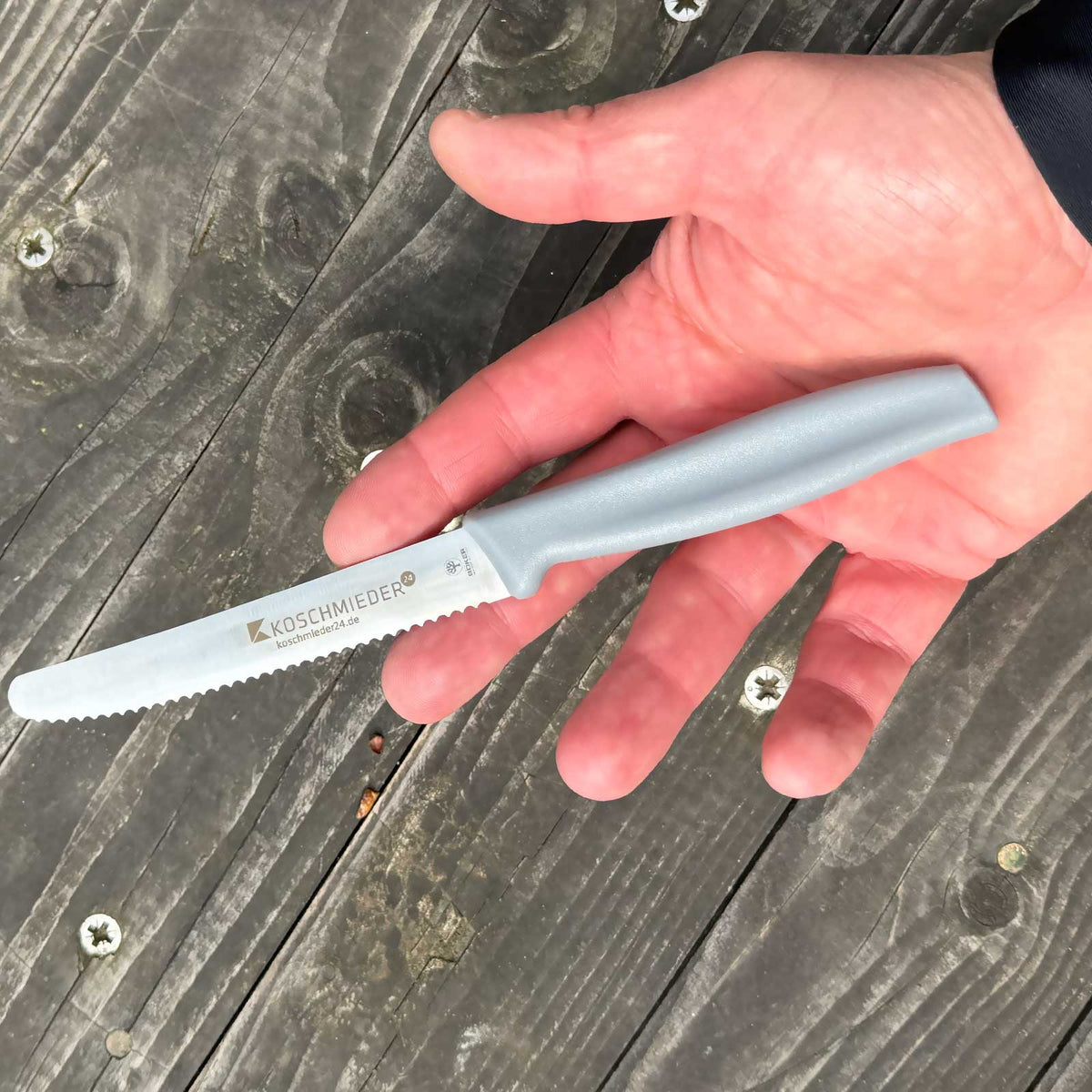 Koschmieder24 Brötchenmesser – Scharfes Allzweckmesser - Ansicht Größe in der Hand