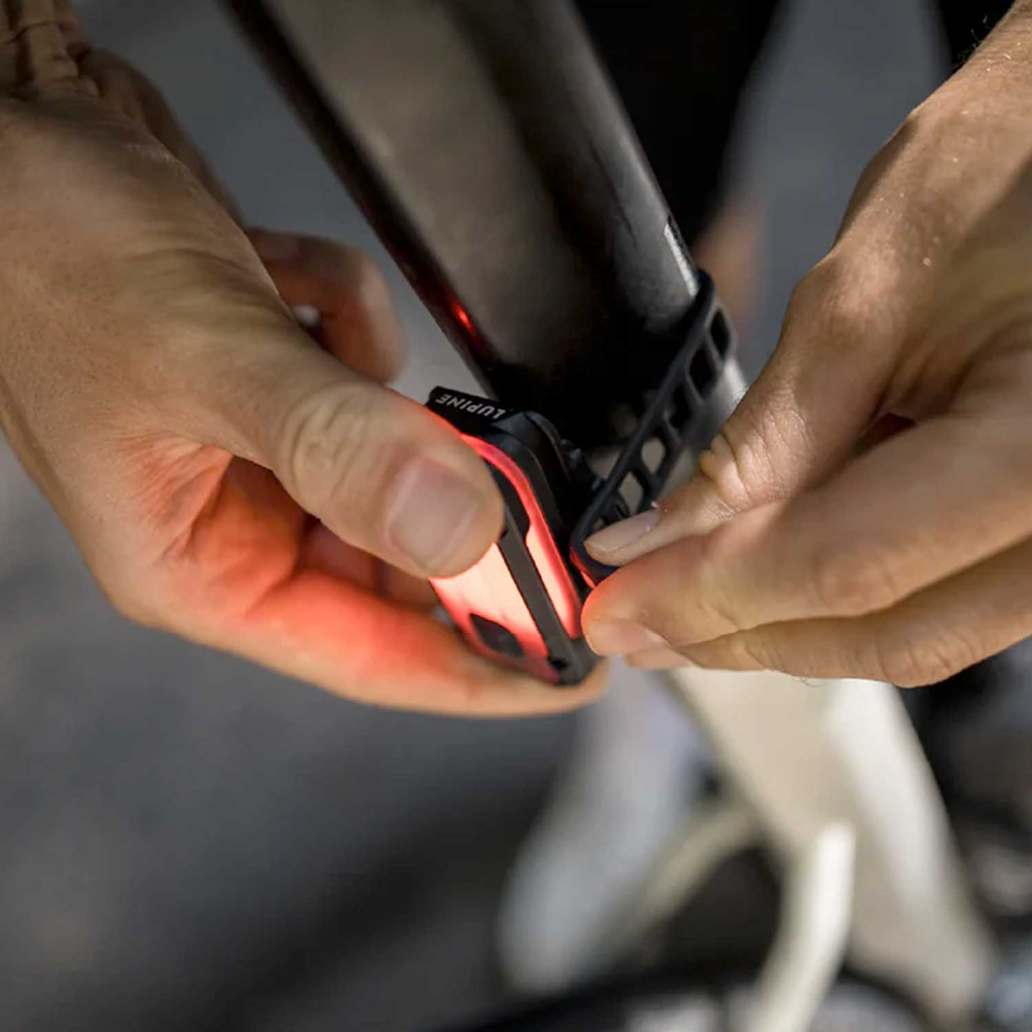 Lupine Rotlicht Pro StVZO – Smartes Fahrrad Rücklicht mit Bremslicht & USB-C – Detailansicht