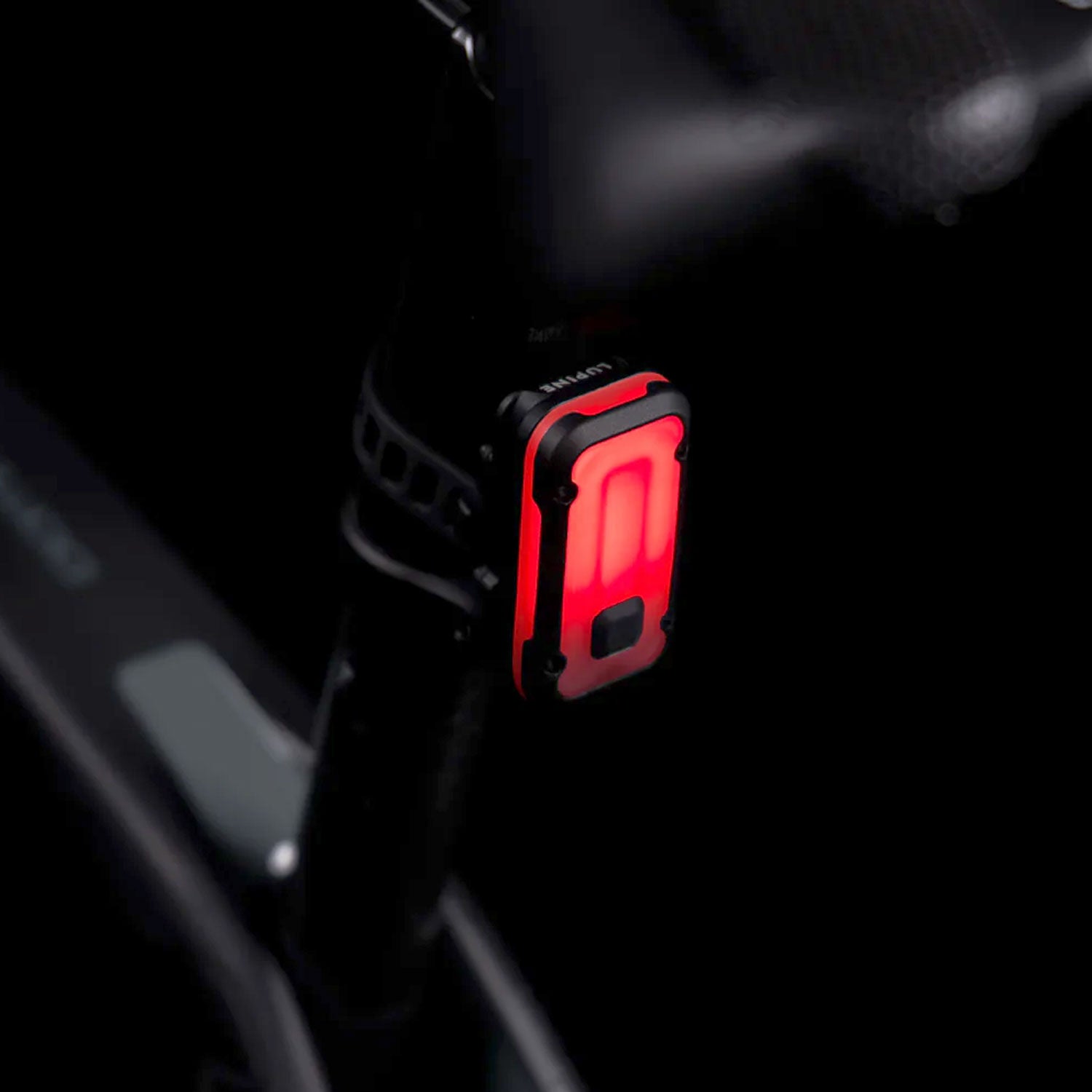 Lupine Rotlicht Pro StVZO – Smartes Fahrrad Rücklicht mit Bremslicht & USB-C – Detailansicht