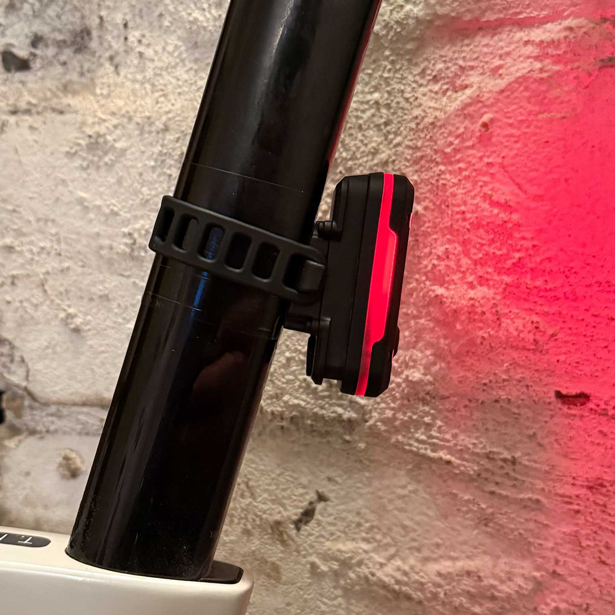 Lupine Rotlicht Pro StVZO – Smartes Fahrrad Rücklicht mit Bremslicht & USB-C – Detailansicht