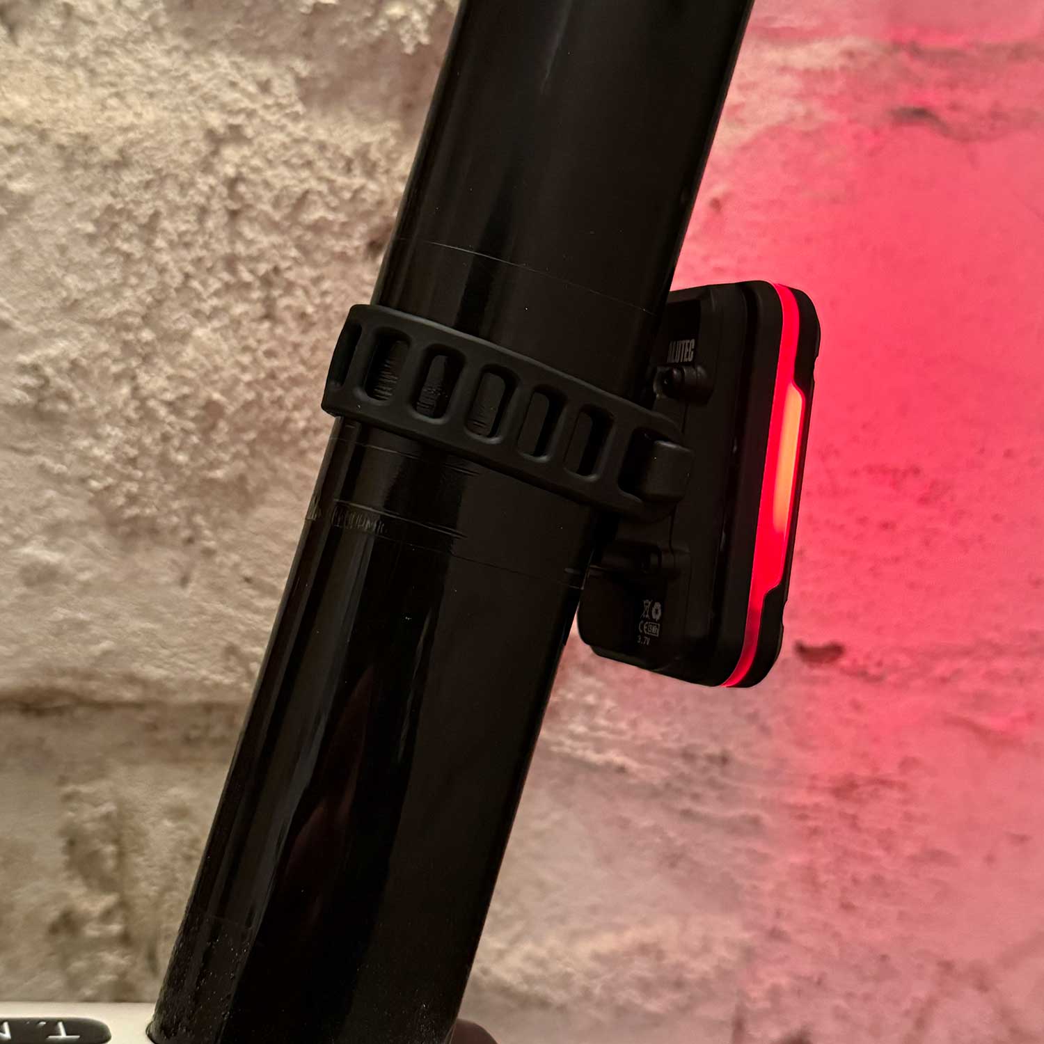 Lupine Rotlicht Pro StVZO – Smartes Fahrrad Rücklicht mit Bremslicht & USB-C – Detailansicht