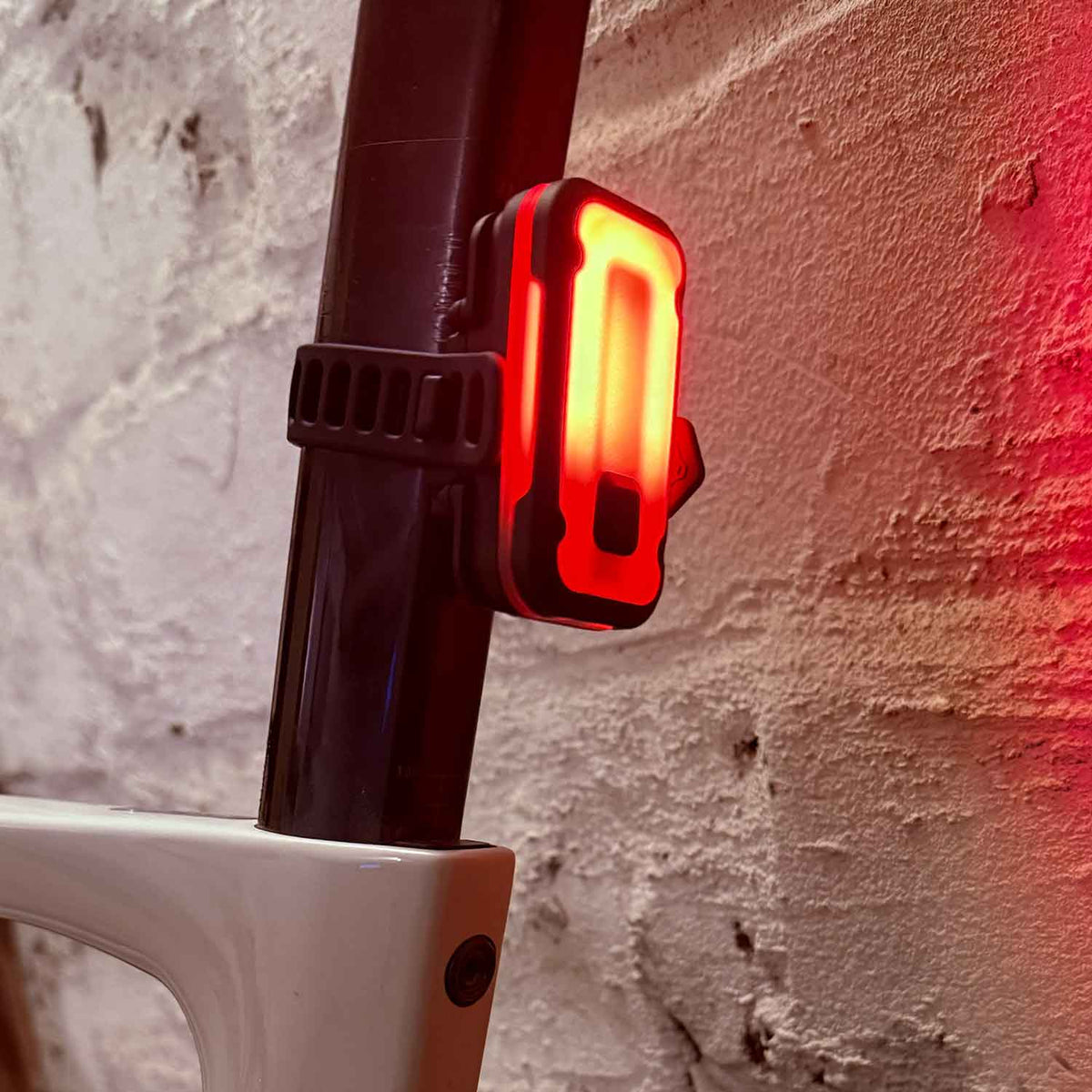Lupine Rotlicht Pro StVZO – Smartes Fahrrad Rücklicht mit Bremslicht & USB-C – Detailansicht