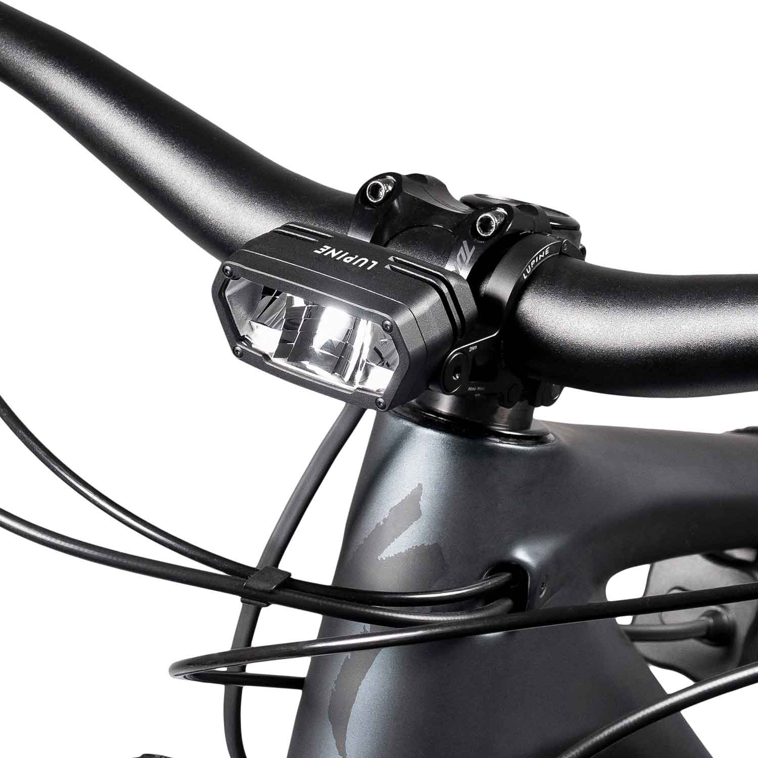 Lupine SL MiniMax AF – StVZO Frontlicht mit Fernlicht, 2400 lm, 6.9 Ah Akku, 31,8 mm – Detailansicht