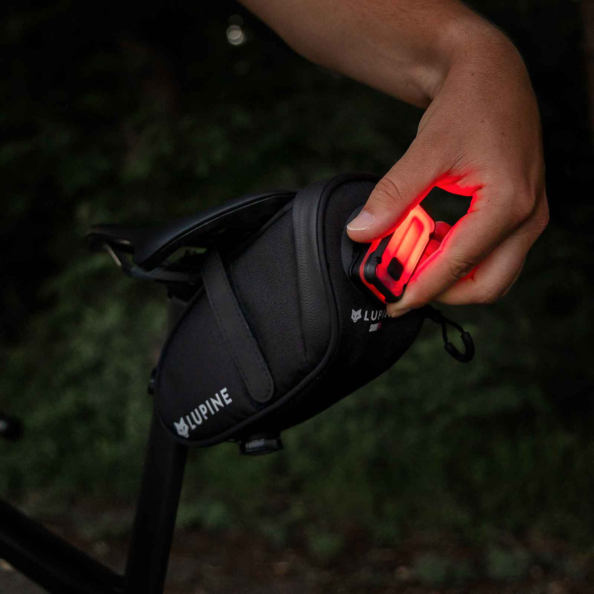 Lupine UFO StVZO – Satteltasche 0,8 l inkl. Rotlicht Pro und Garmin-Aufnahme – Lupine ufo satteltasche rotlicht