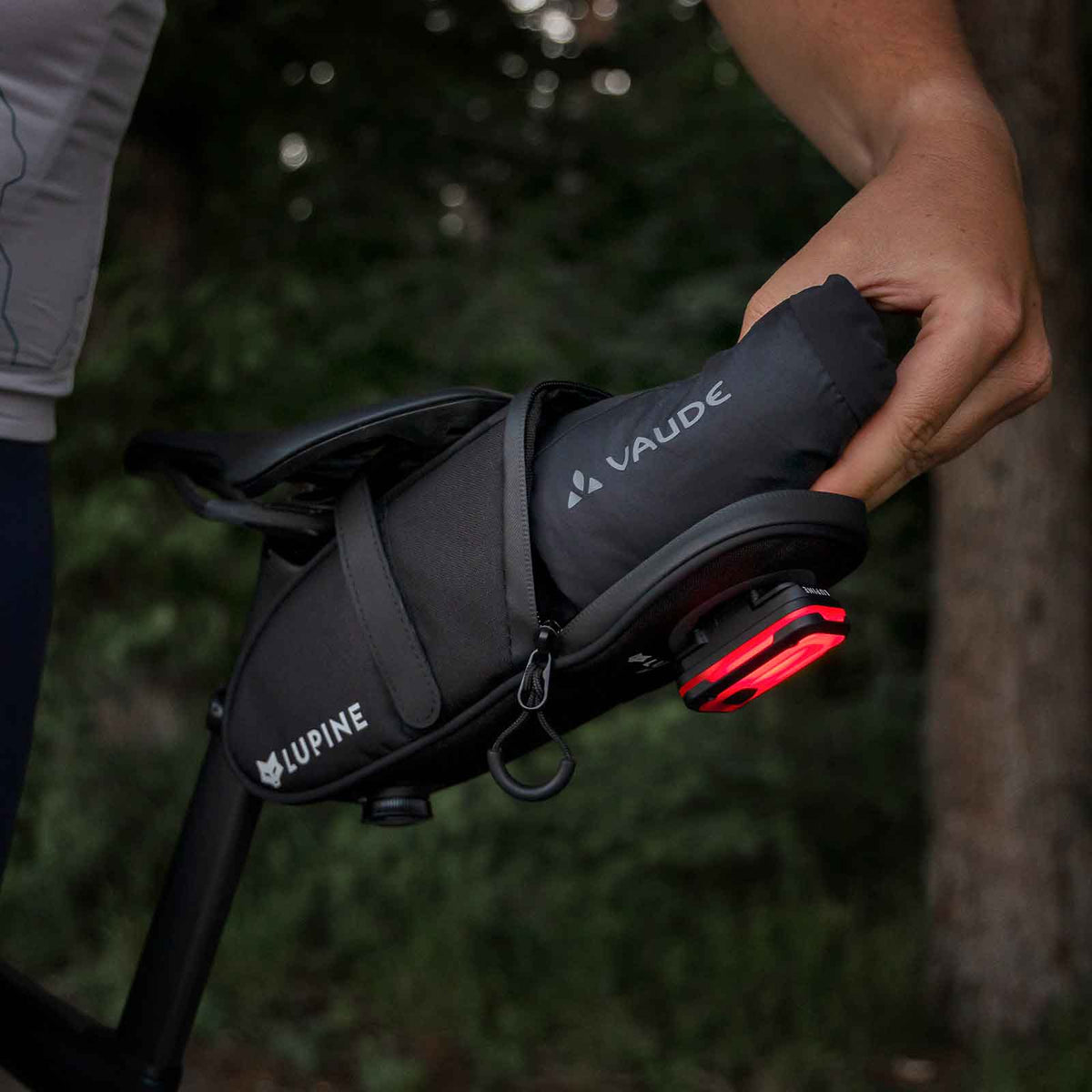 Lupine UFO StVZO – Satteltasche 0,8 l inkl. Rotlicht Pro und Garmin-Aufnahme – Lupine ufo satteltasche rotlicht