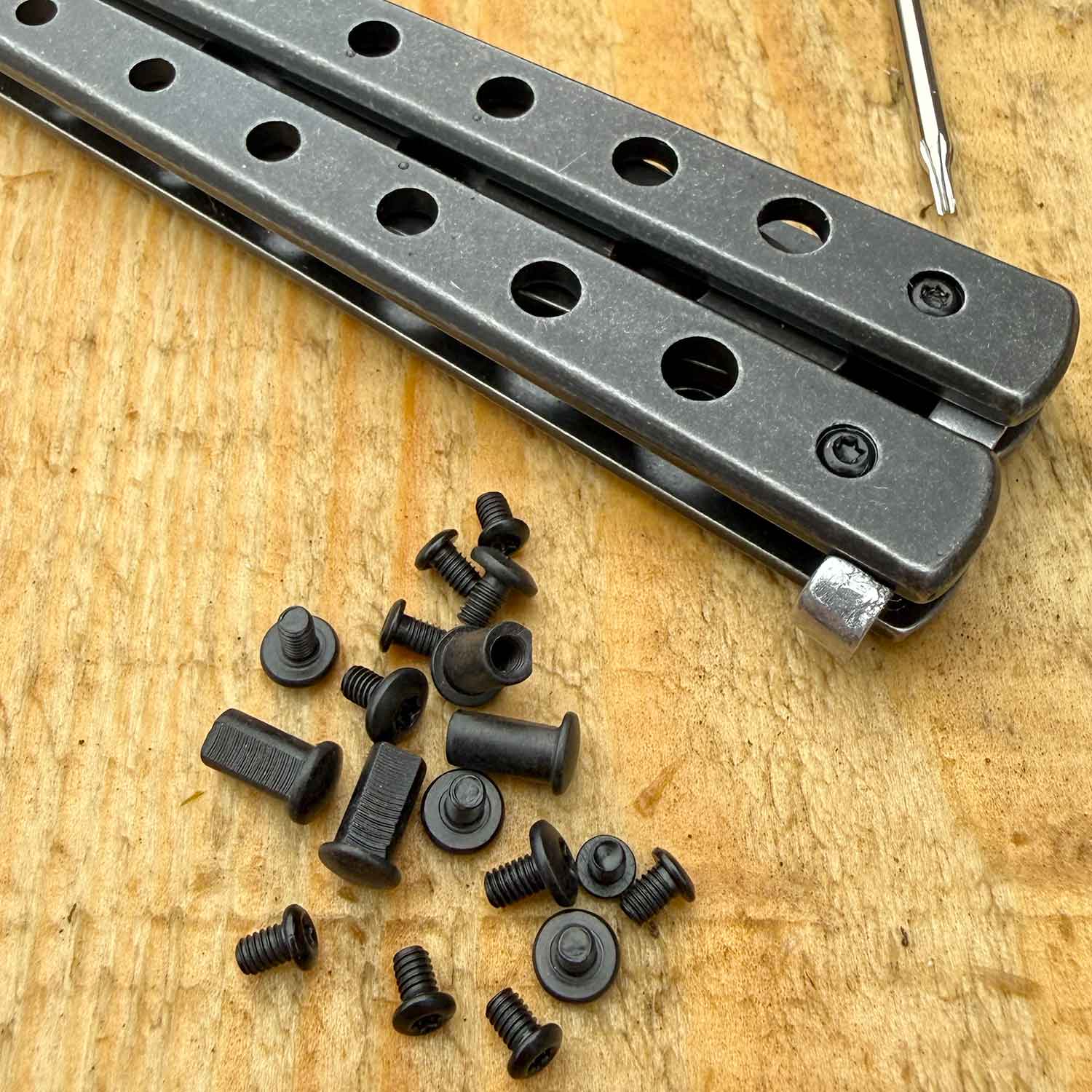 Magnum Balisong Trainer 2nd Gen – Sicheres Butterfly-Trainingsmesser – Detailansicht