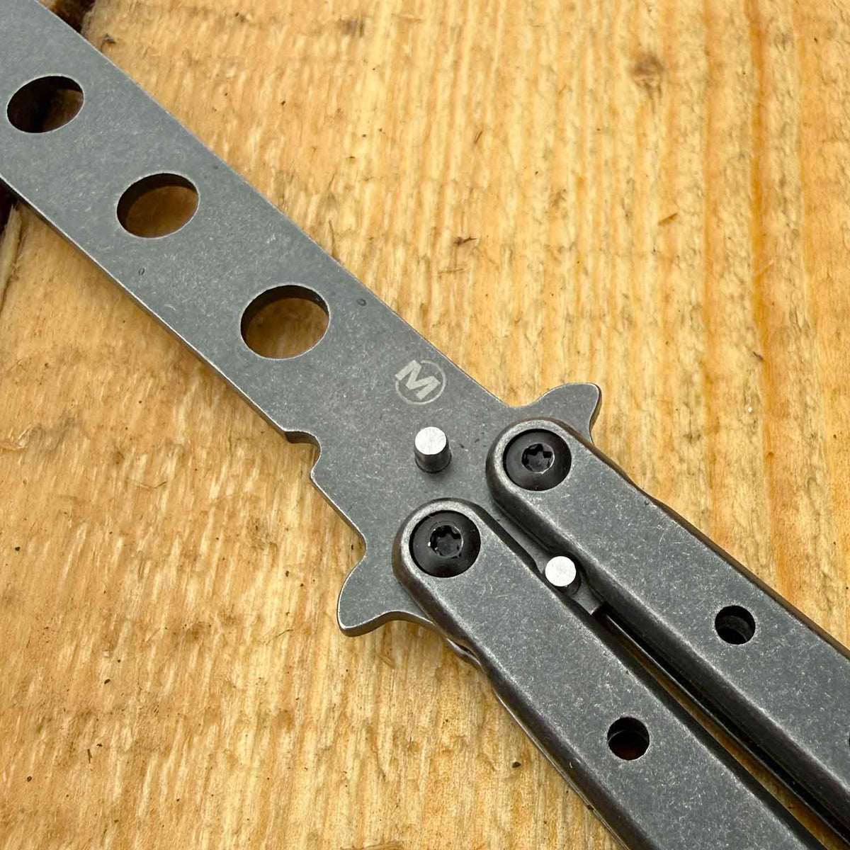 Magnum Balisong Trainer 2nd Gen – Sicheres Butterfly-Trainingsmesser – Detailansicht