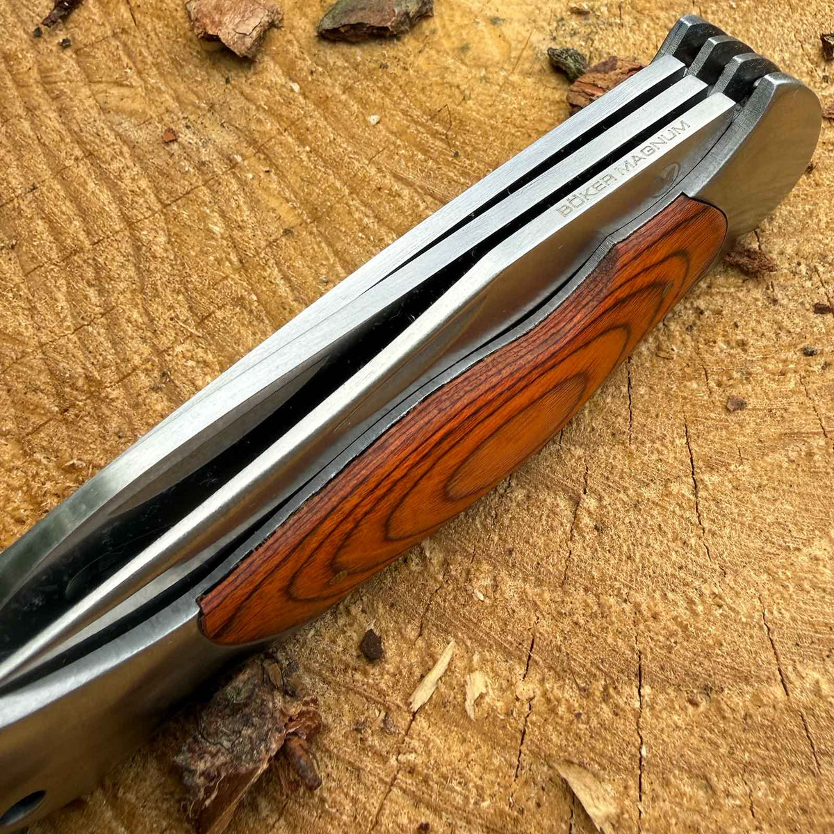 Magnum Classic Hunter – Jagdtaschenmesser mit Aufbrechklinge und Säge – Outdoor-Einsatz / Messeransicht