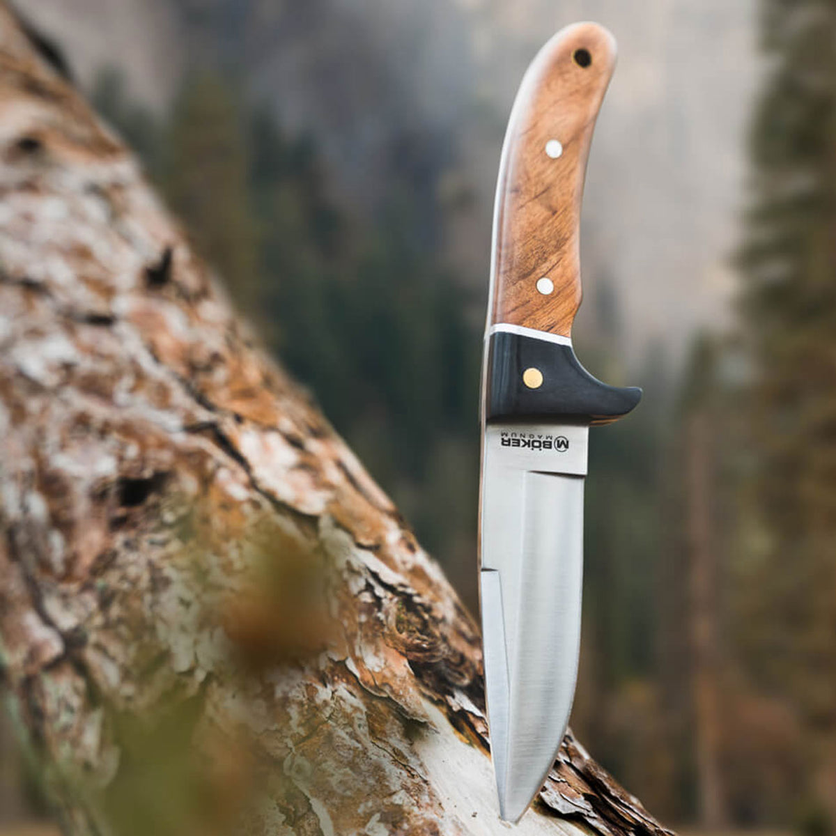 Magnum Elk Hunter - Outdoormesser mit Wurzelholzgriff und Lederscheide – Klinge im Detail / Outdoor-Einsatz