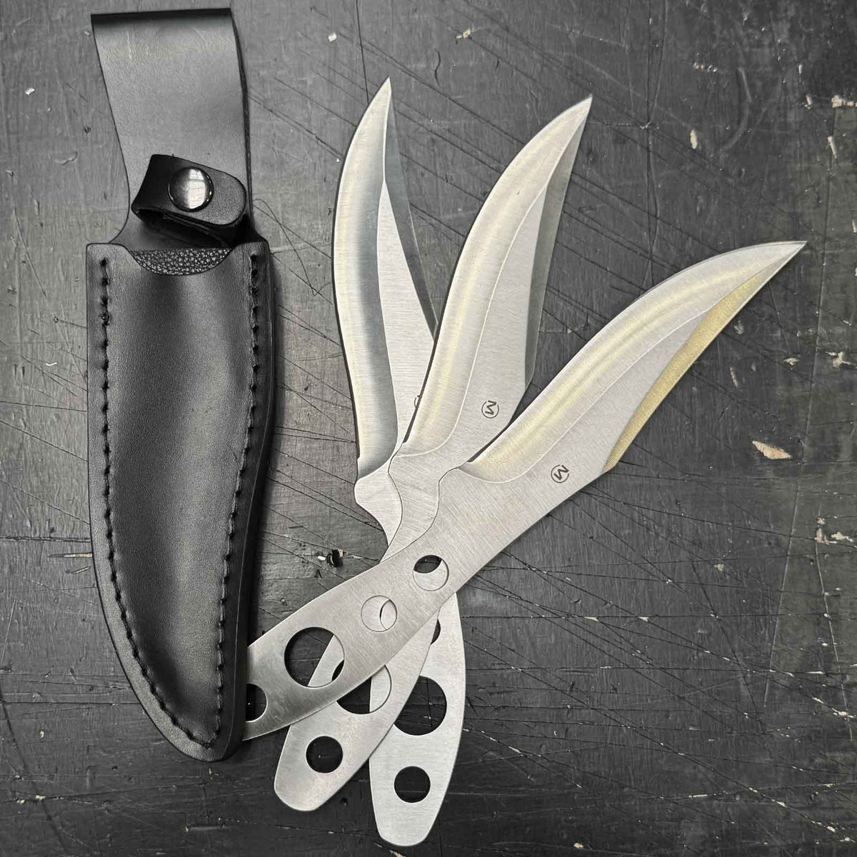 Magnum Flying Bowie Wurfmesser-Set - Detail 3 Messer & Etui