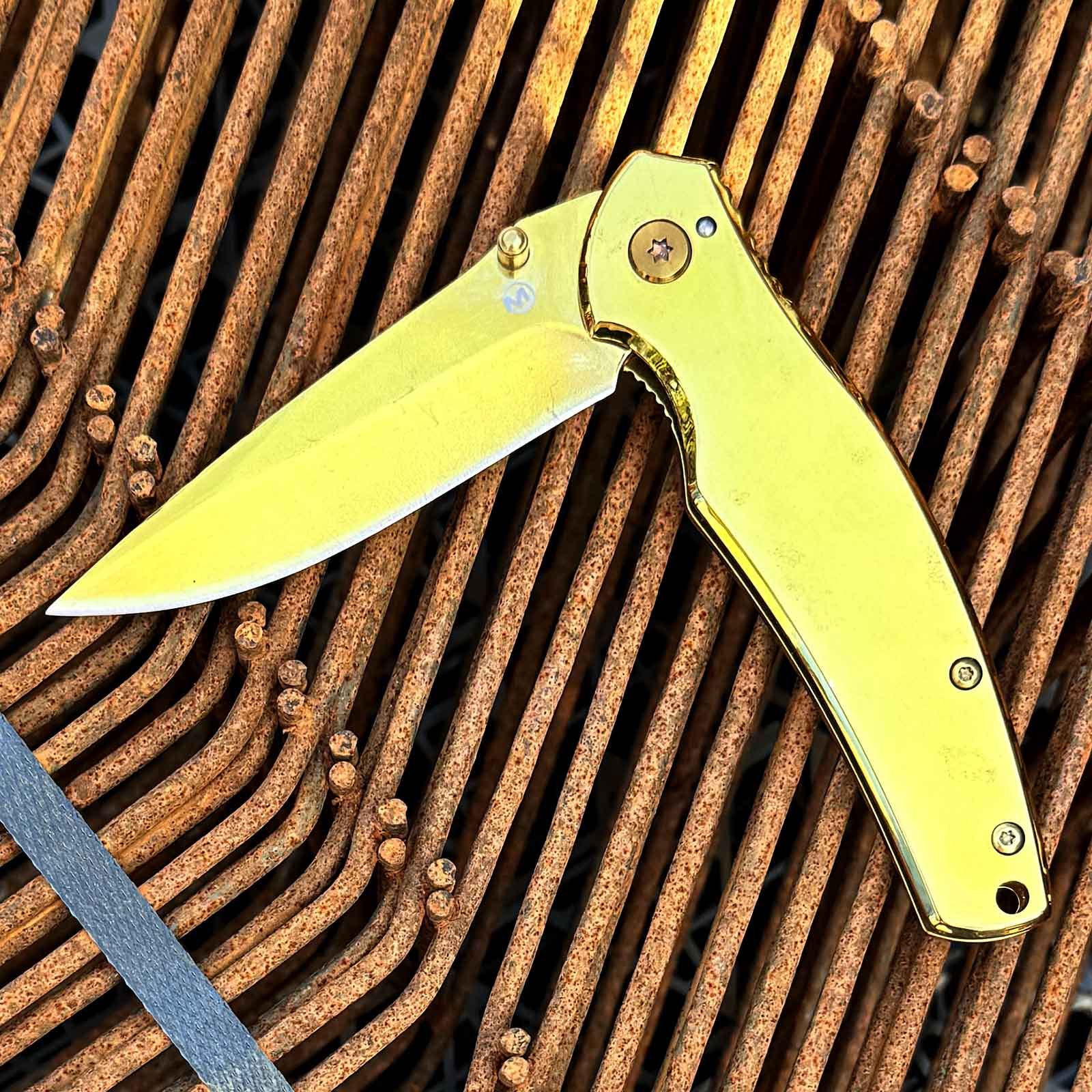 Magnum Gold Finger - goldenes Taschenmesser mit 440A Edelstahlklinge und Clip – für den täglichen EDC-Einsatz