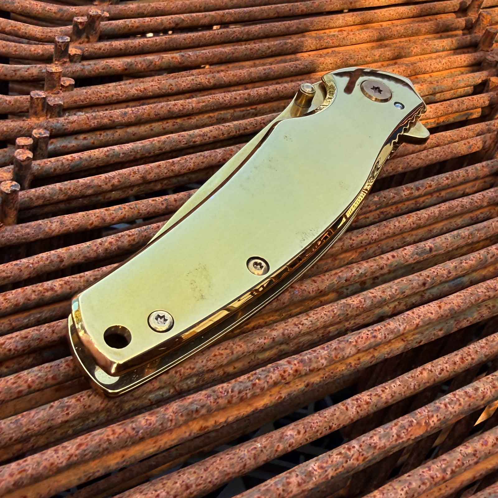 Magnum Gold Finger - goldenes Taschenmesser mit 440A Edelstahlklinge und Clip – Produktansicht des Messers – Detailansicht 6